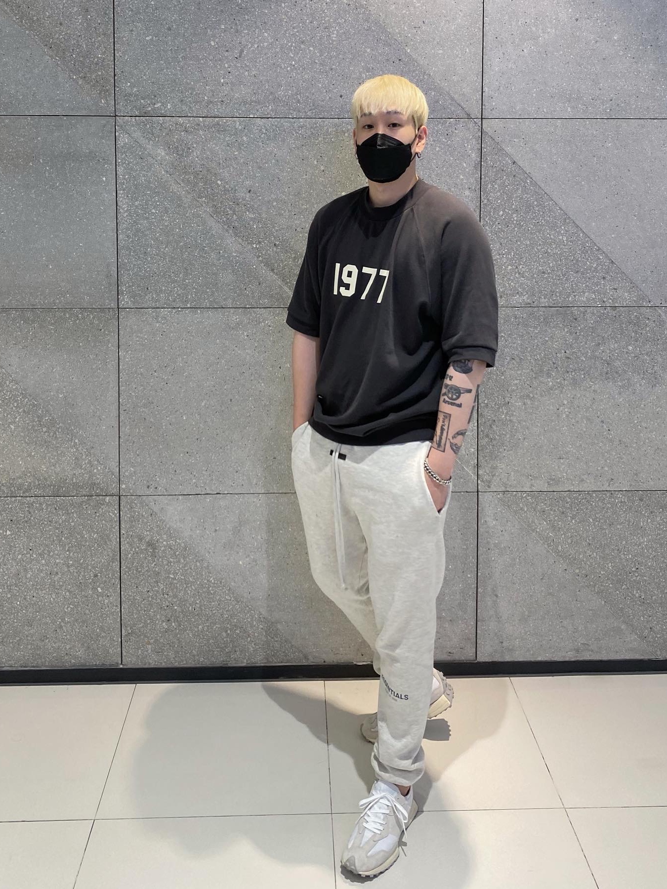 Essentials The Core Collection Sweatpants Oatmeal, Essentials 1977 Short Sleeve Raglan Crewneck Sweatshirt Iron - 22SS 착용 스타일 - 1