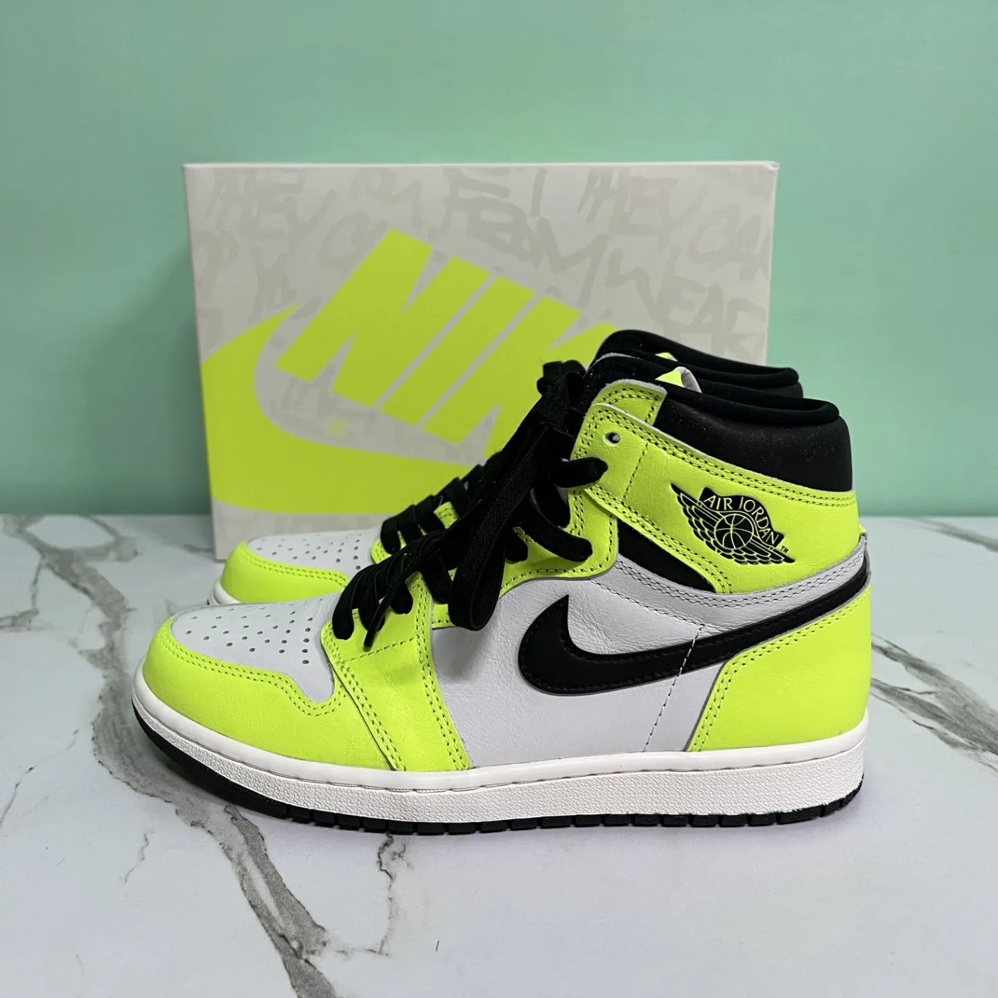 Jordan 1 Retro High OG Volt 착용 스타일 - 3