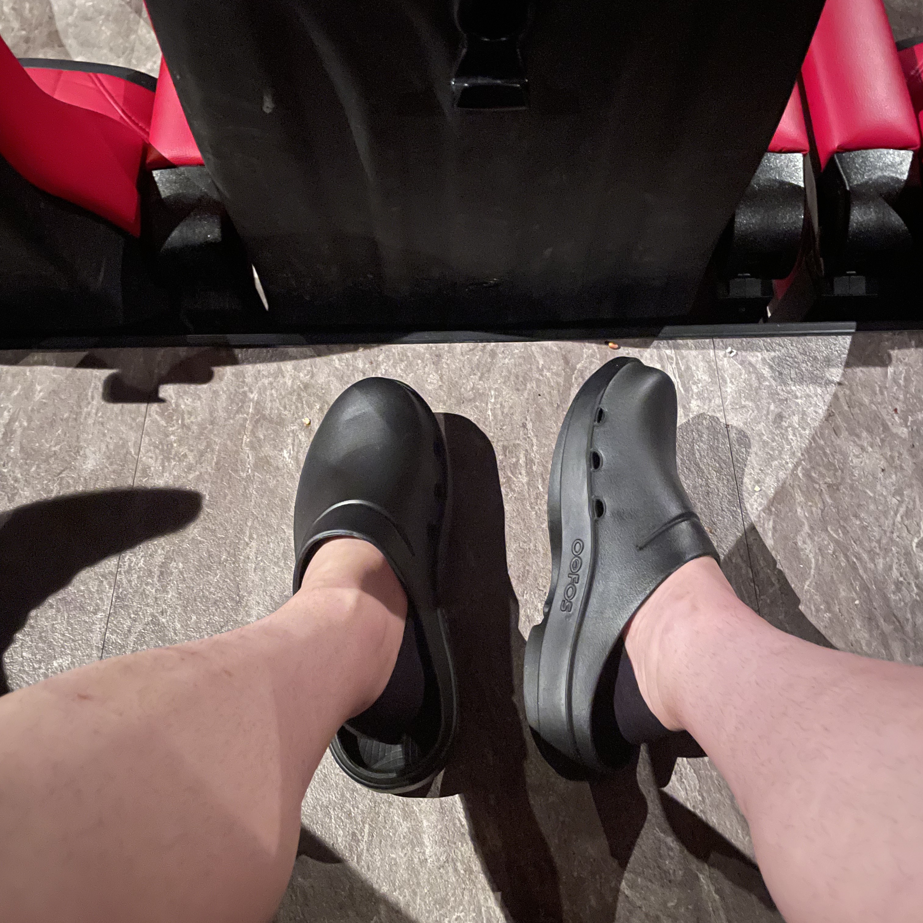 Oofos OOCloog Black 착용 스타일 - 1