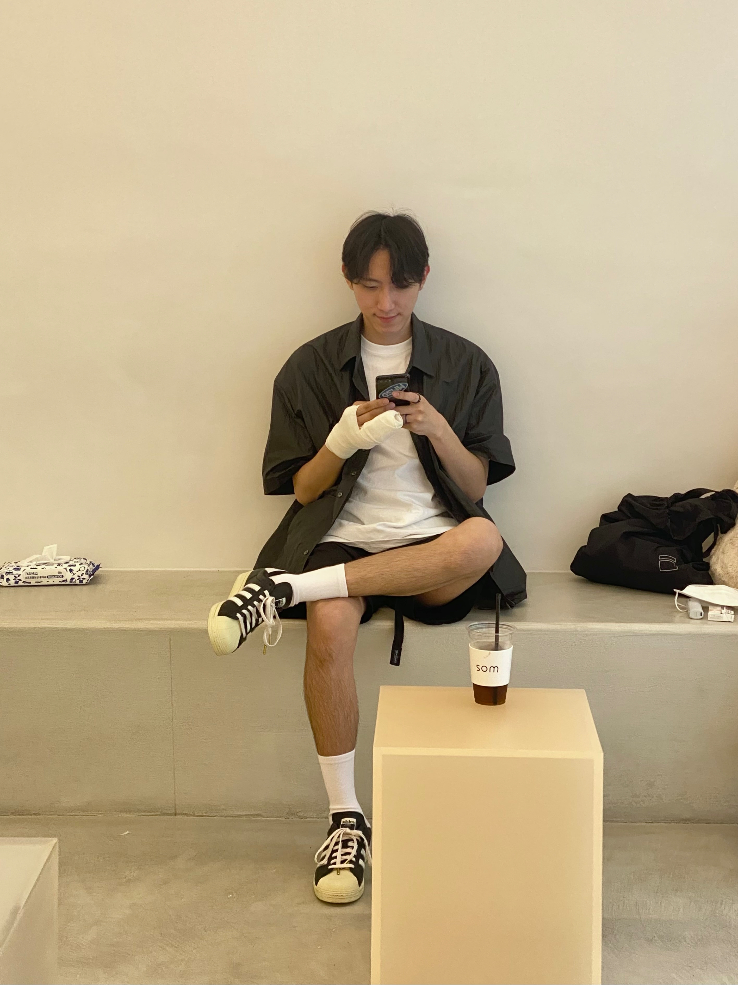Adidas Superstar Premium Black White 착용 스타일 - 2