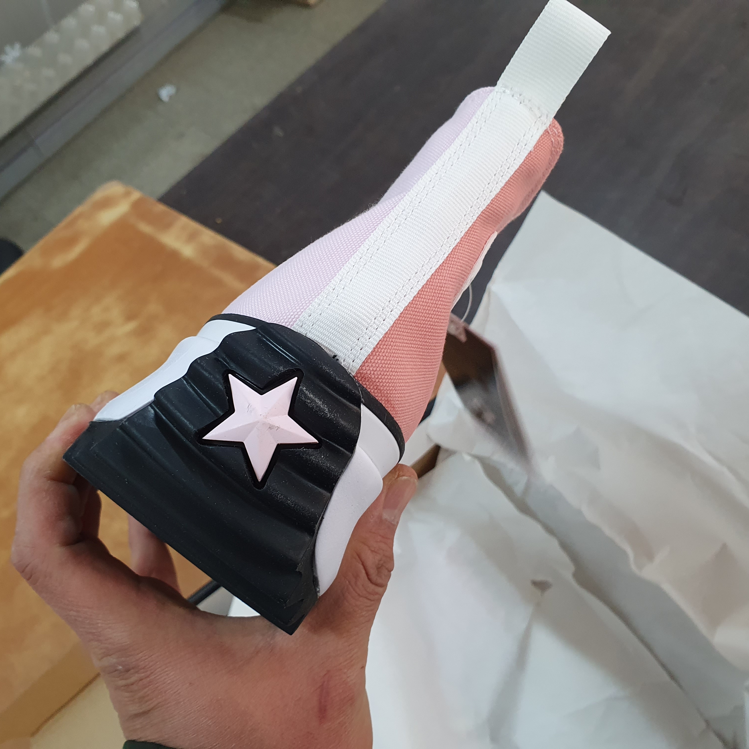 Converse Run Star Hike Hi Pink Quartz Pink Foam 착용 스타일 - 4