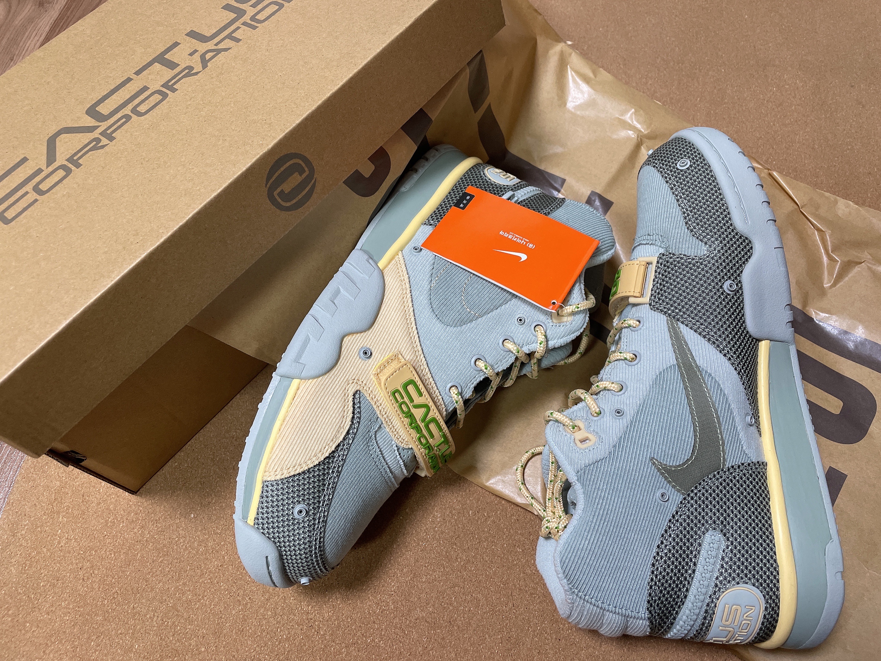 Nike x Travis Scott Nike Air Trainer 1 Grey Haze and Dusty Sage 착용 스타일