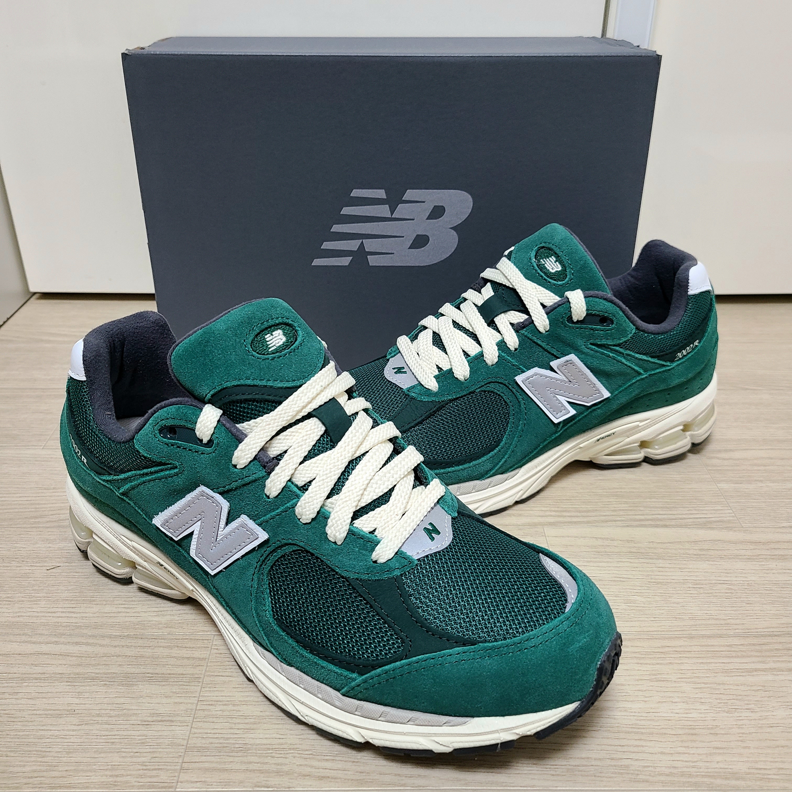 New Balance 2002R Nightwatch Green 착용 스타일