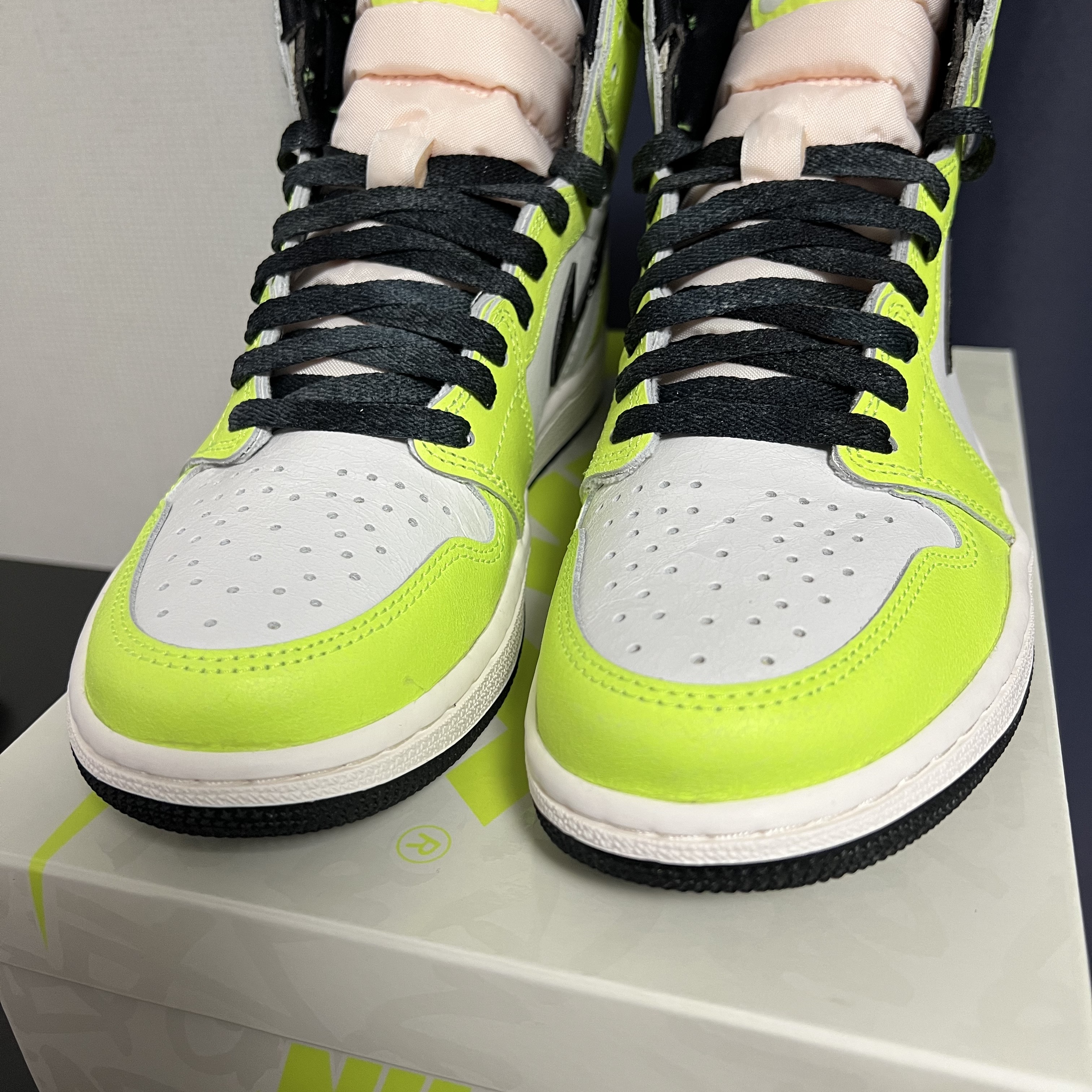 Jordan 1 Retro High OG Volt 착용 스타일 - 2