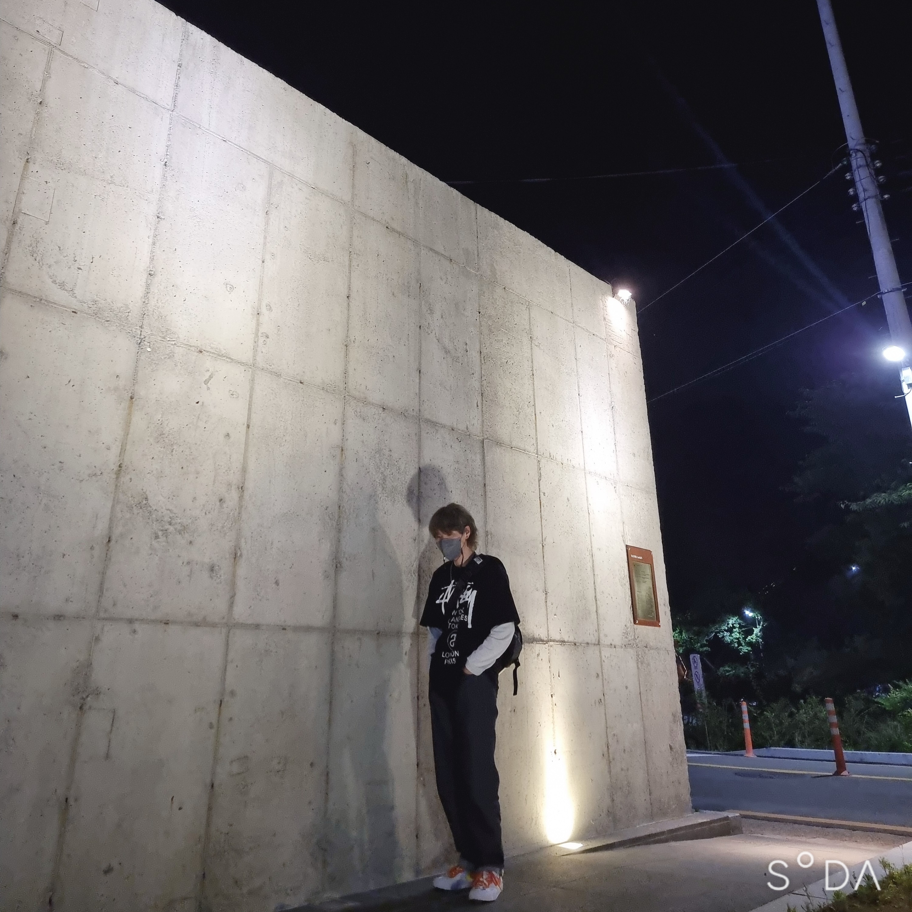 Nike x Sacai Blazer Low Magma Orange, Stussy World Tour T-Shirt Black 착용 스타일