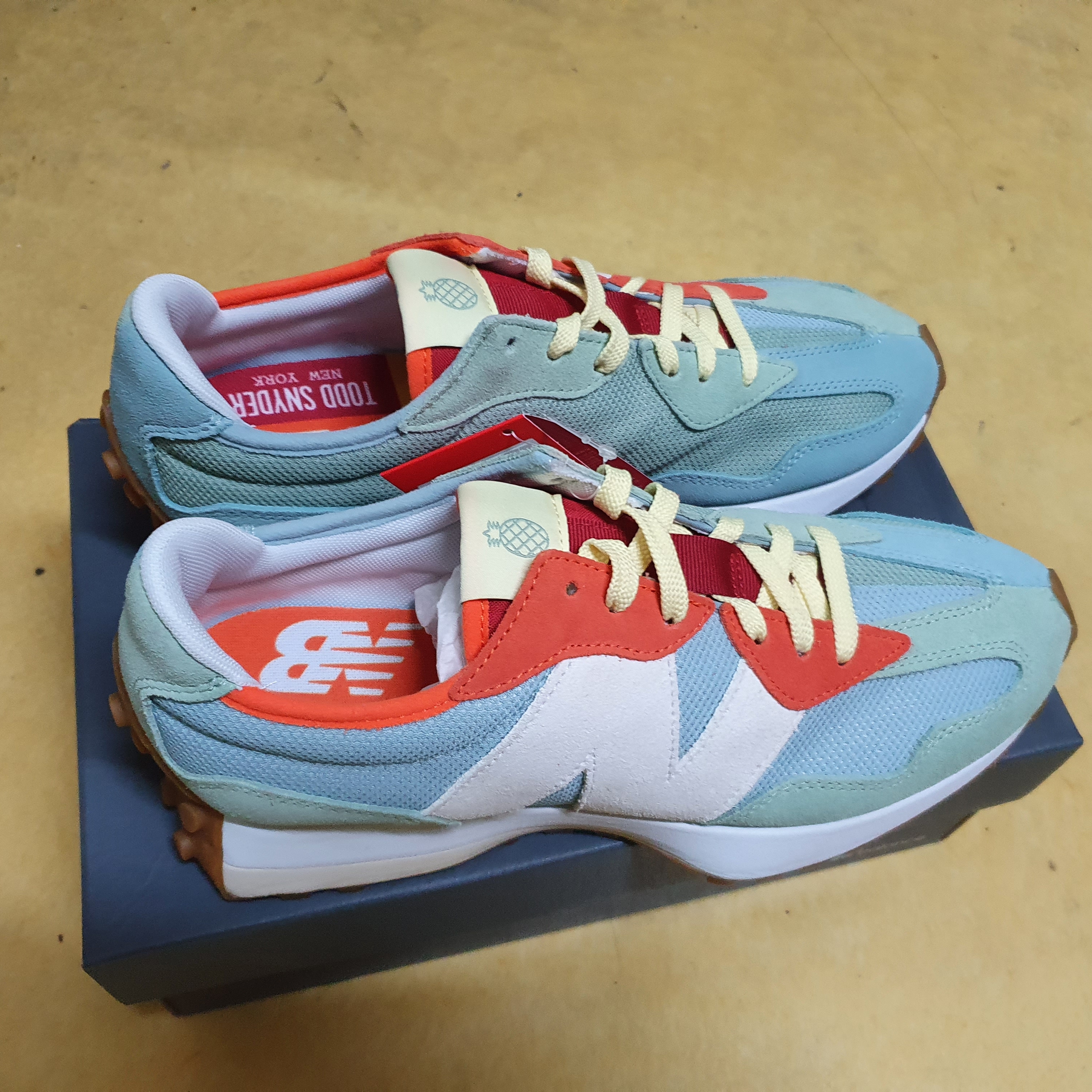 New Balance x Todd Snyder Farmers Market 327 Pineapple 착용 스타일 - 5