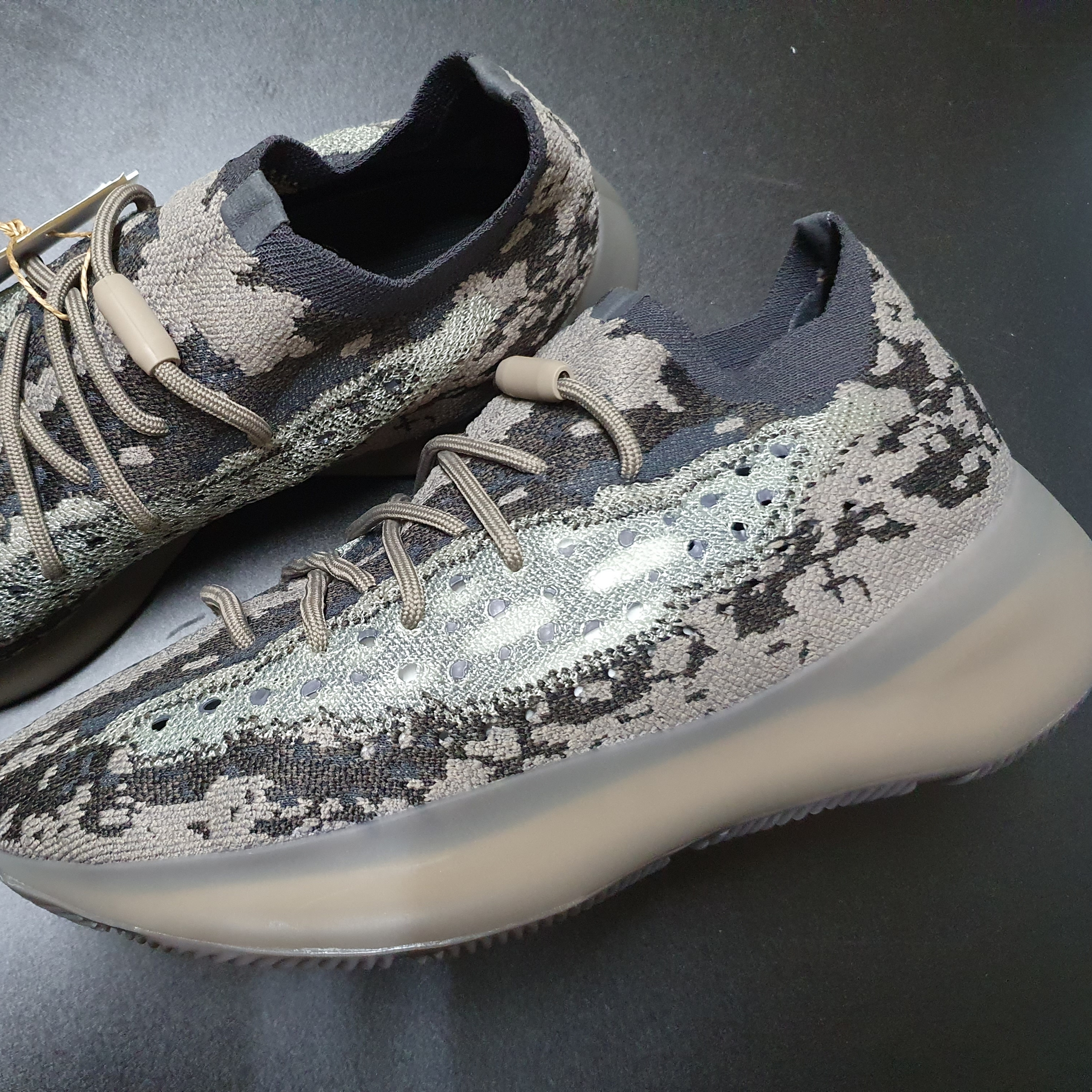 Adidas Yeezy Boost 380 Stone Salt 착용 스타일 - 3