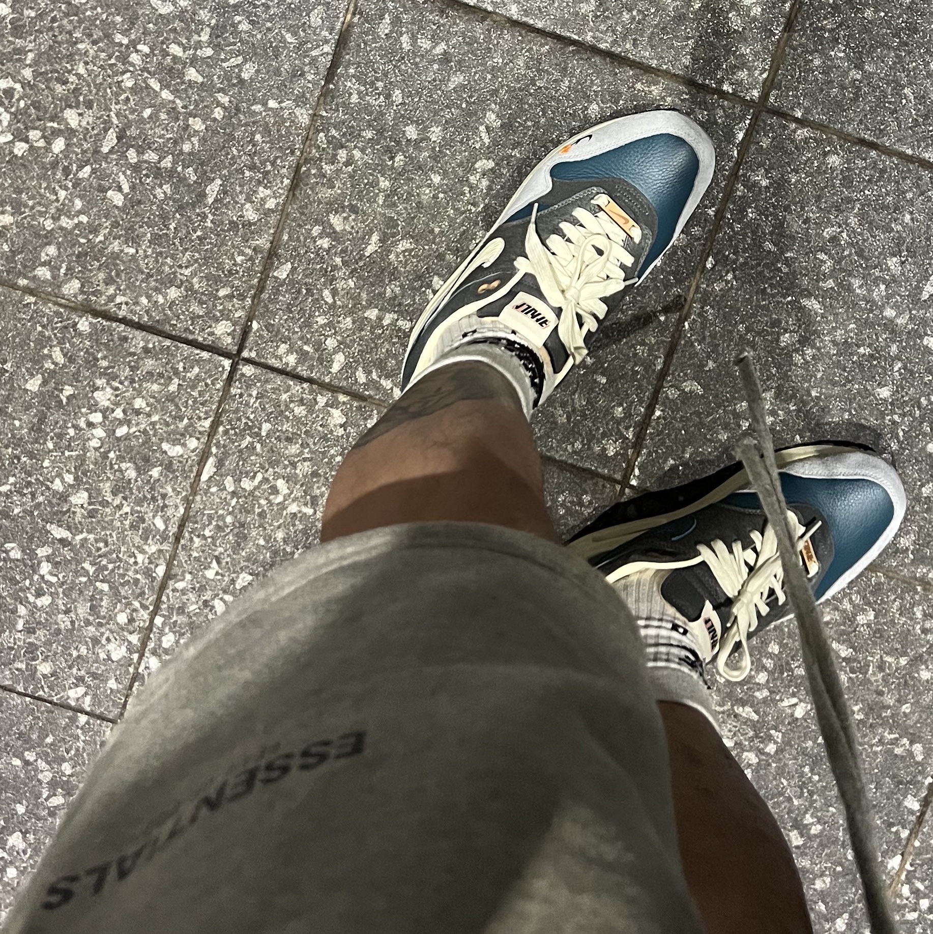 Nike x Kasina Air Max 1 SP Won-Ang Particle Grey, Essentials The Core Collection Sweatshorts Heather Oatmeal 착용 스타일