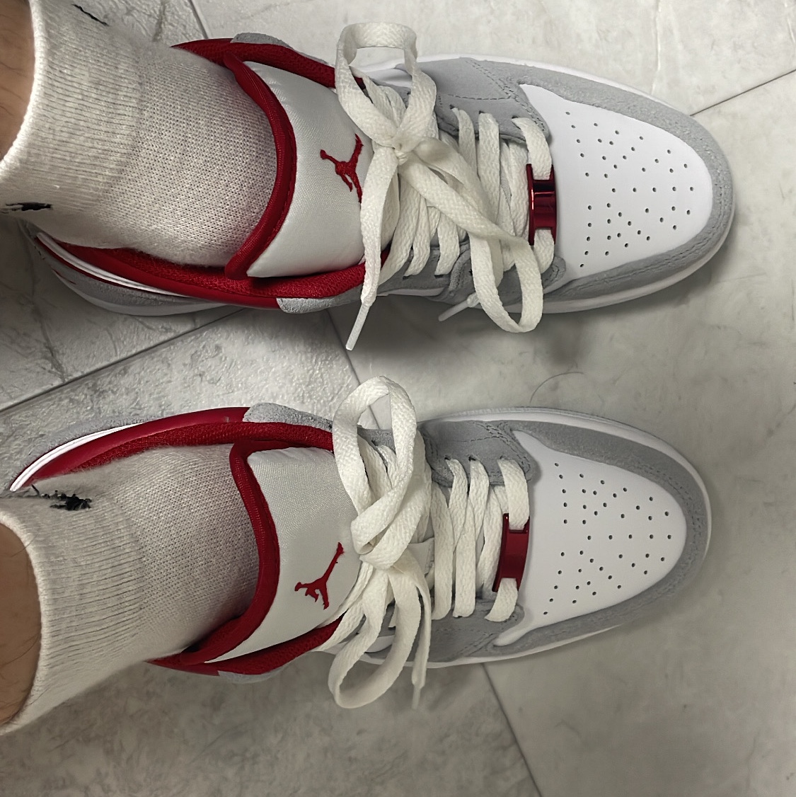 Jordan 1 Low SE Light Smoke Grey Gym Red 착용 스타일 - 4
