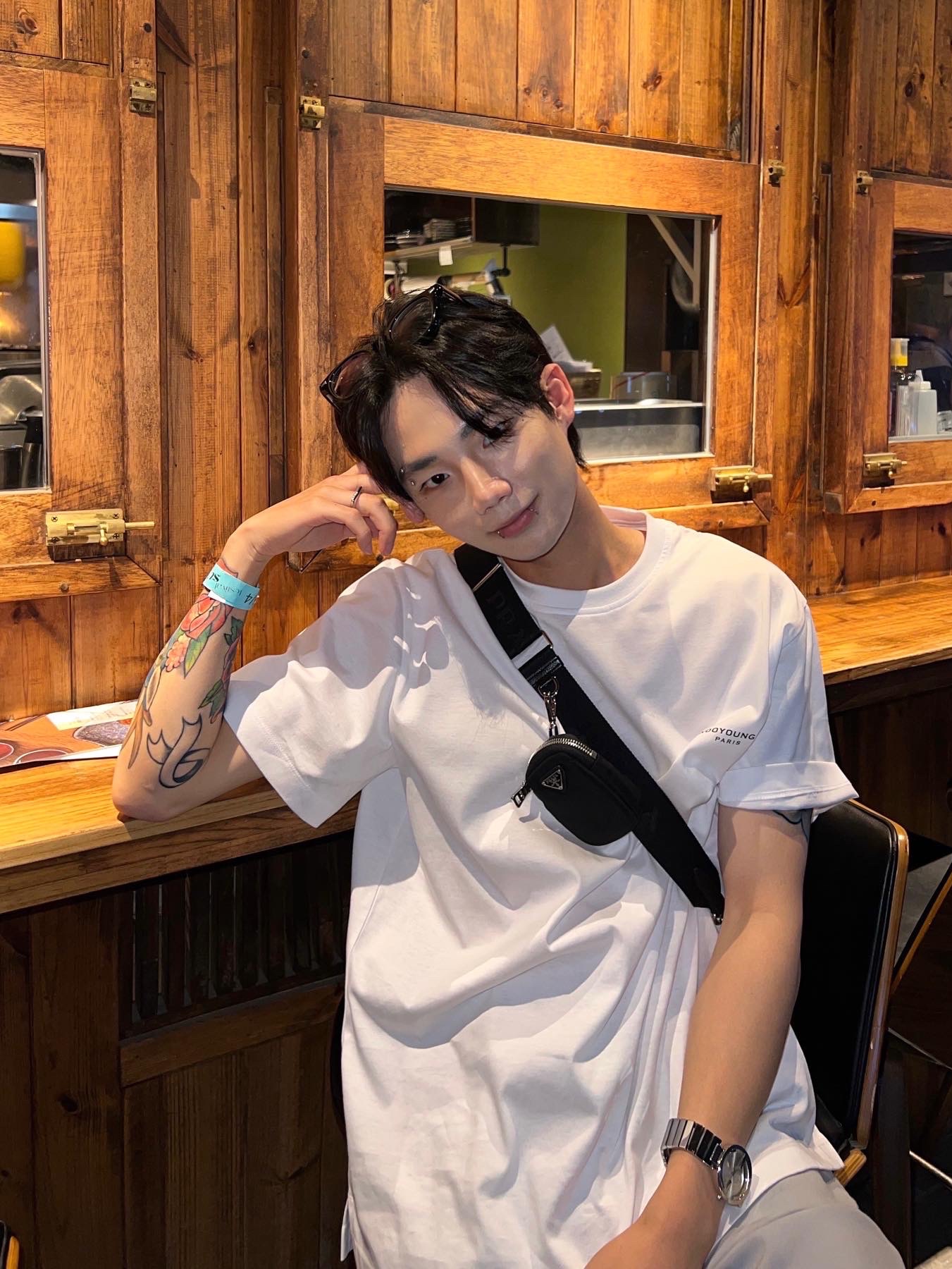 Prada Re-Edition 2005 Re-Nylon Shoulder Bag Black, Wooyoungmi Flower Print Back Logo T-Shirt White - 22SS 착용 스타일