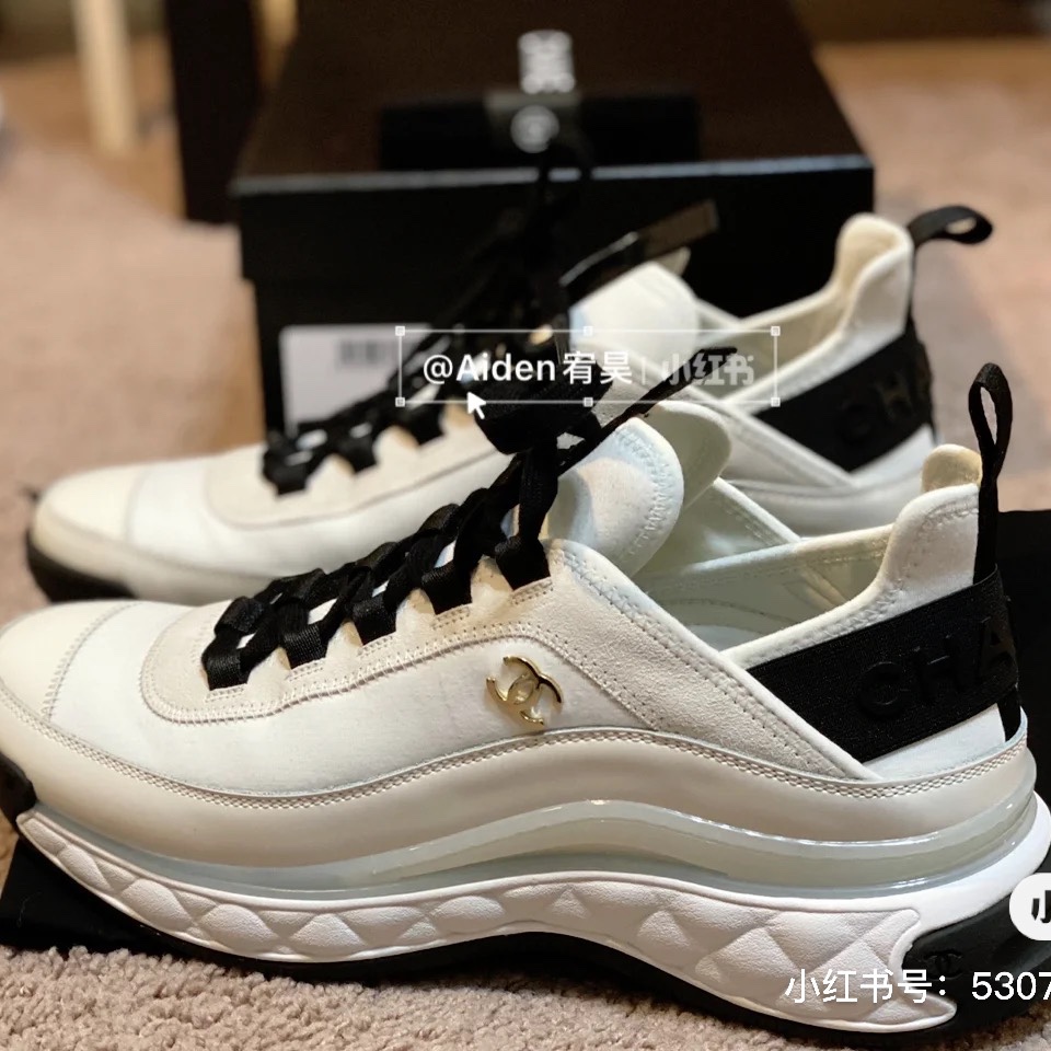 (W) Chanel Mixed Fibers Sneakers Velvet Calfskin & Gold Ivory 착용 스타일 - 4