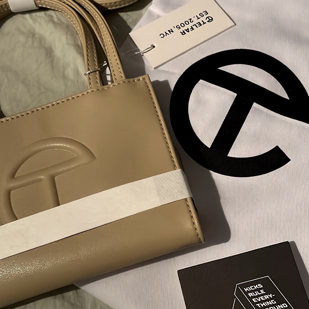 Telfar Small Shopping Bag Cream 착용 스타일