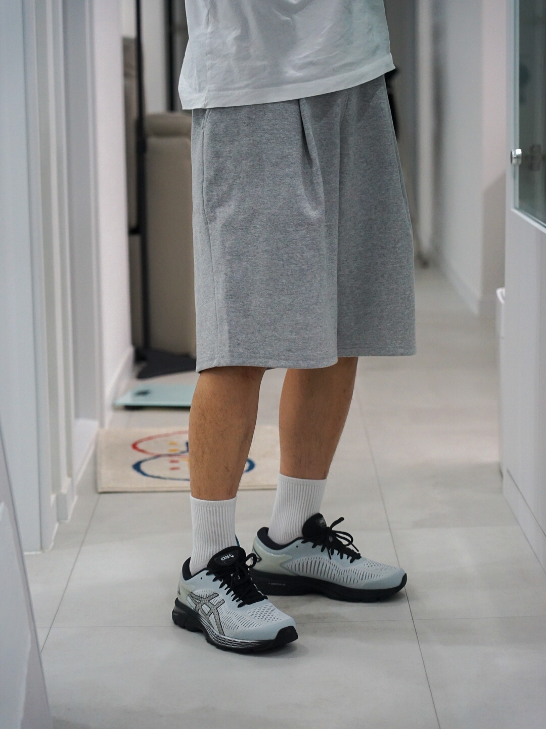 Asics Gel-Kayano 25 Glacier Grey 착용 스타일 - 1