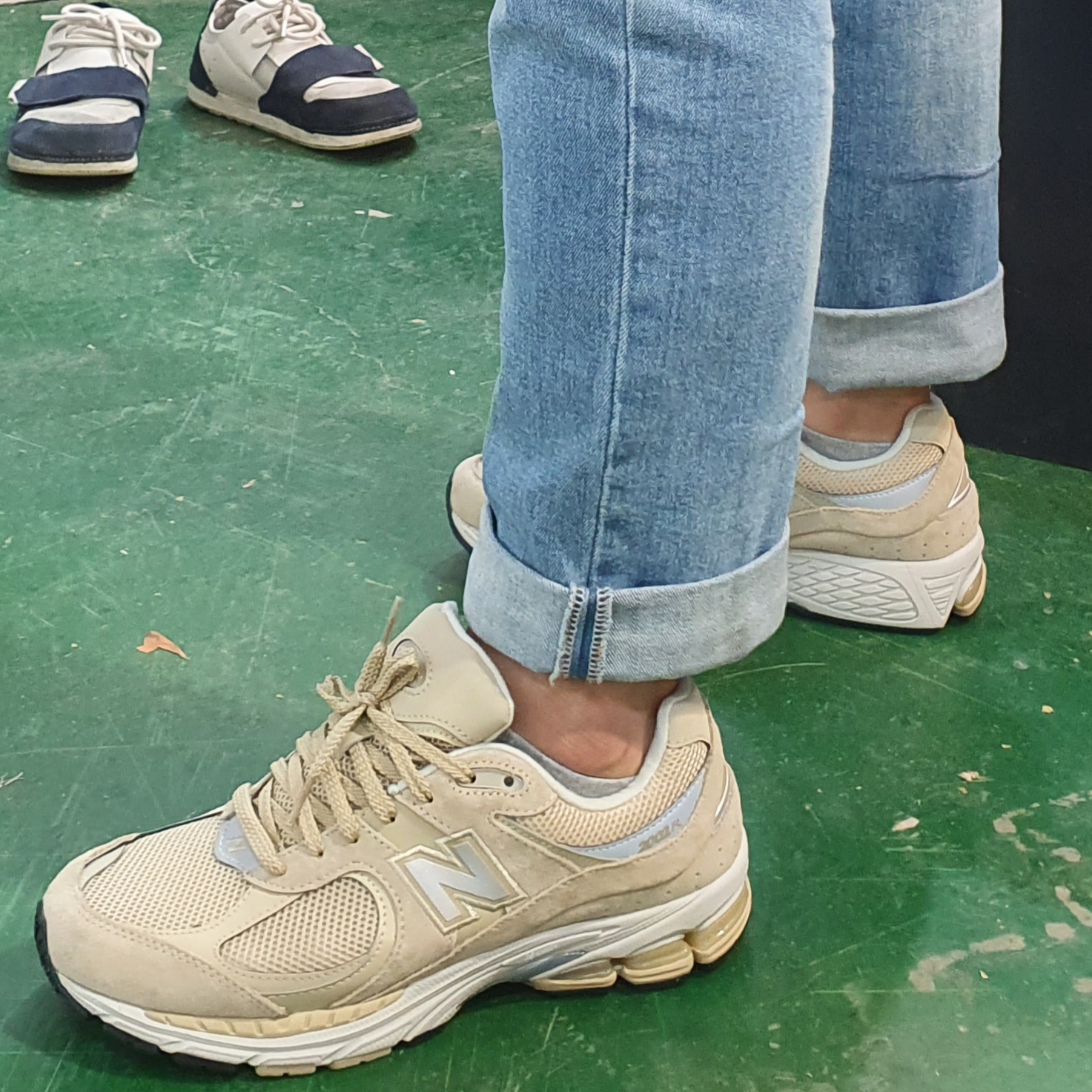 New Balance 2002R T2 Beige 착용 스타일 - 2