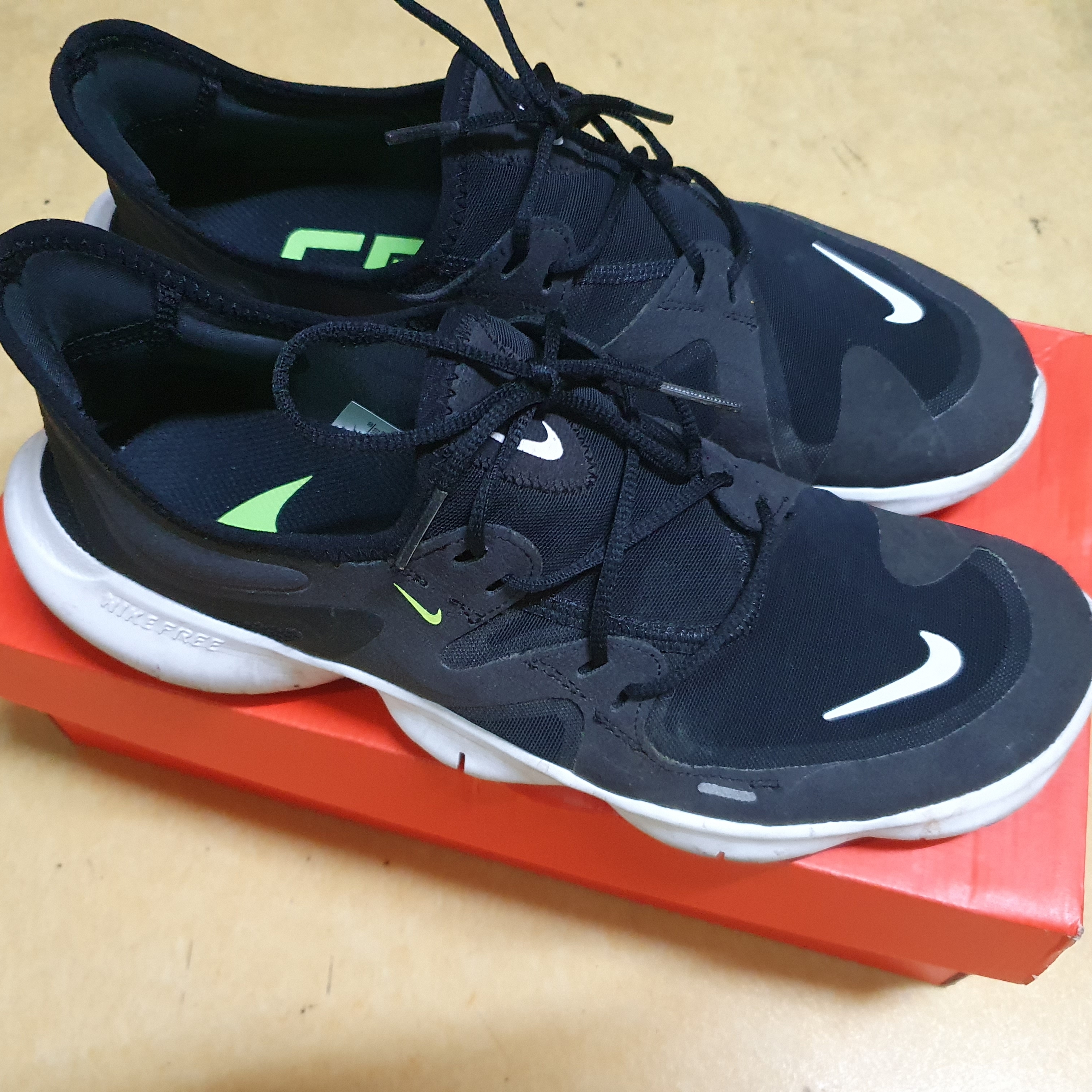 Nike Free RN 5.0 Summit White Volt Glow Black 착용 스타일 - 2