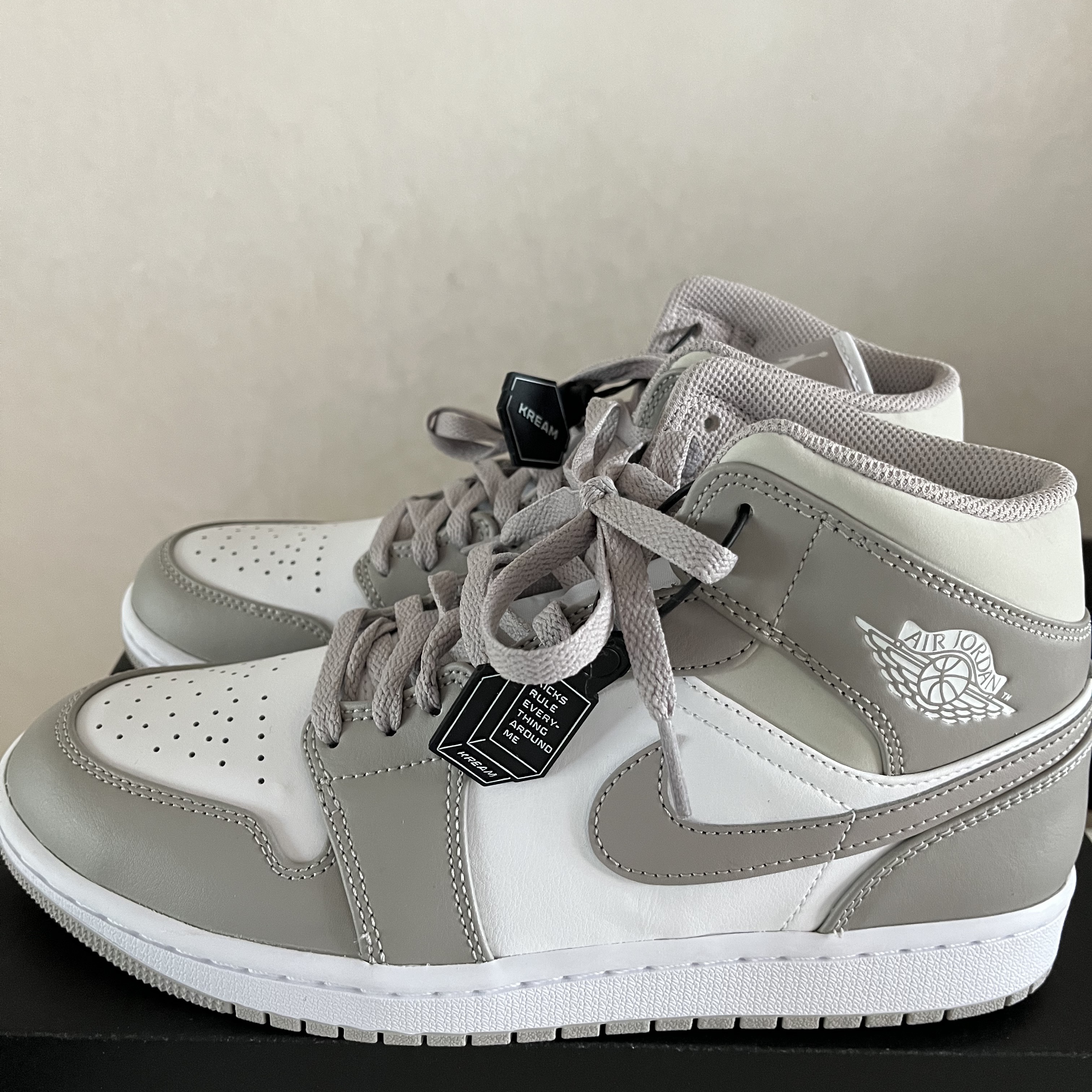 Jordan 1 Mid College Grey 착용 스타일