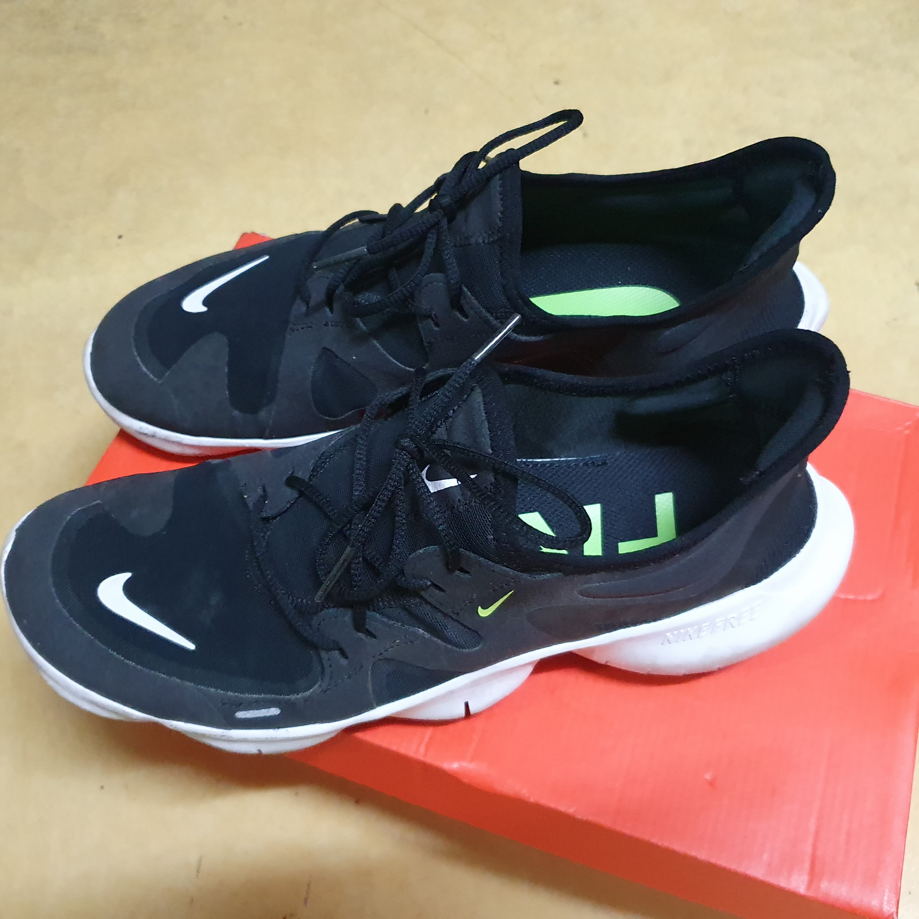 Nike Free RN 5.0 Summit White Volt Glow Black 착용 스타일 - 3