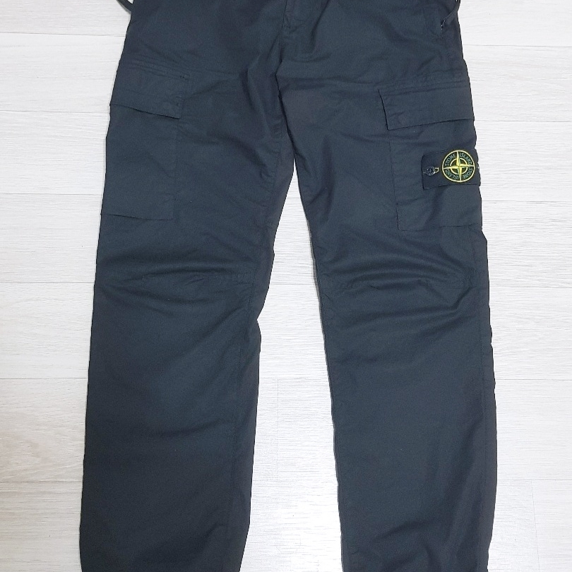 Stone Island 31303 Stretch Cotton Tela Paracadute Cargo Pants Black - 22SS 착용 스타일 - 2