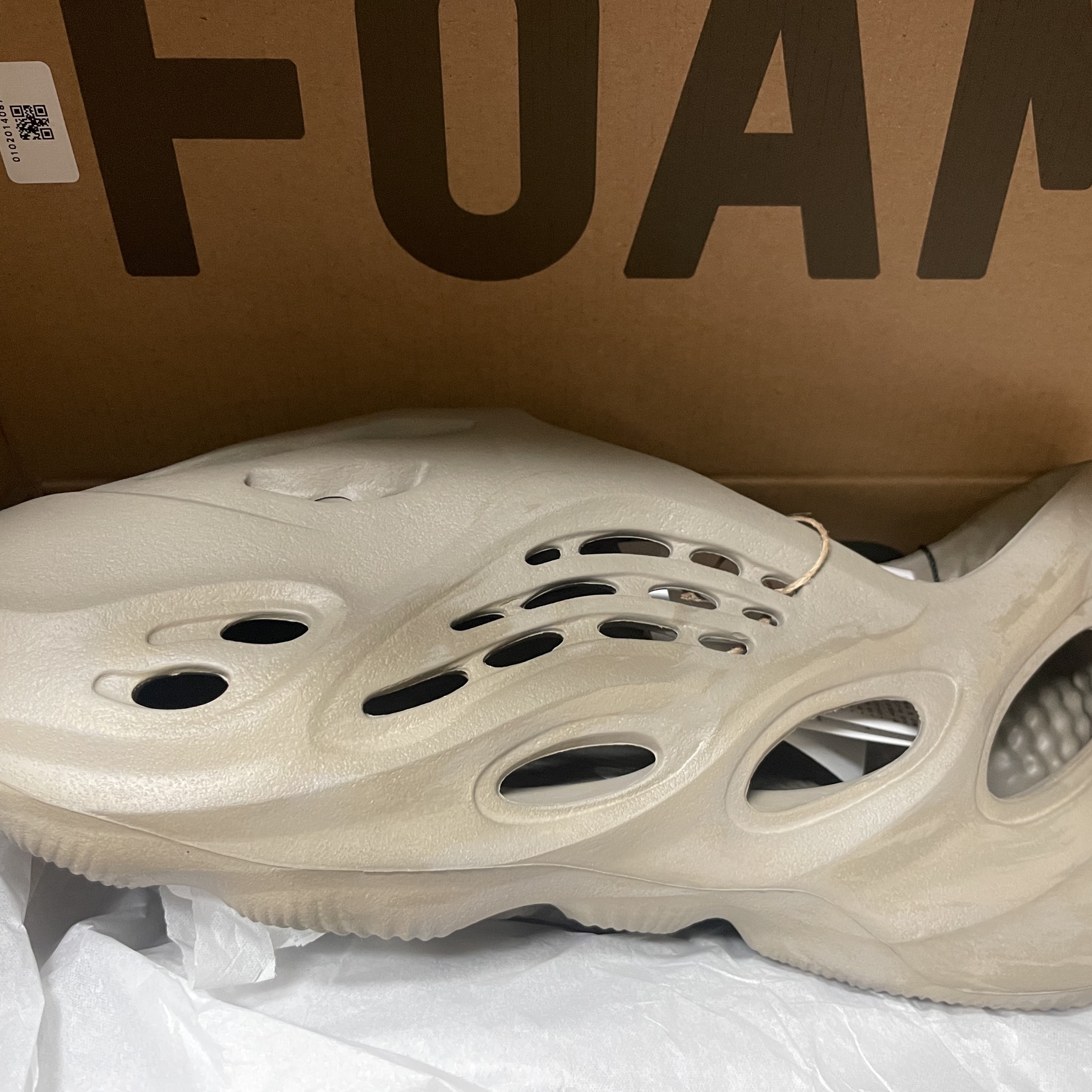 Adidas Yeezy Foam RNNR Stone Sage 착용 스타일