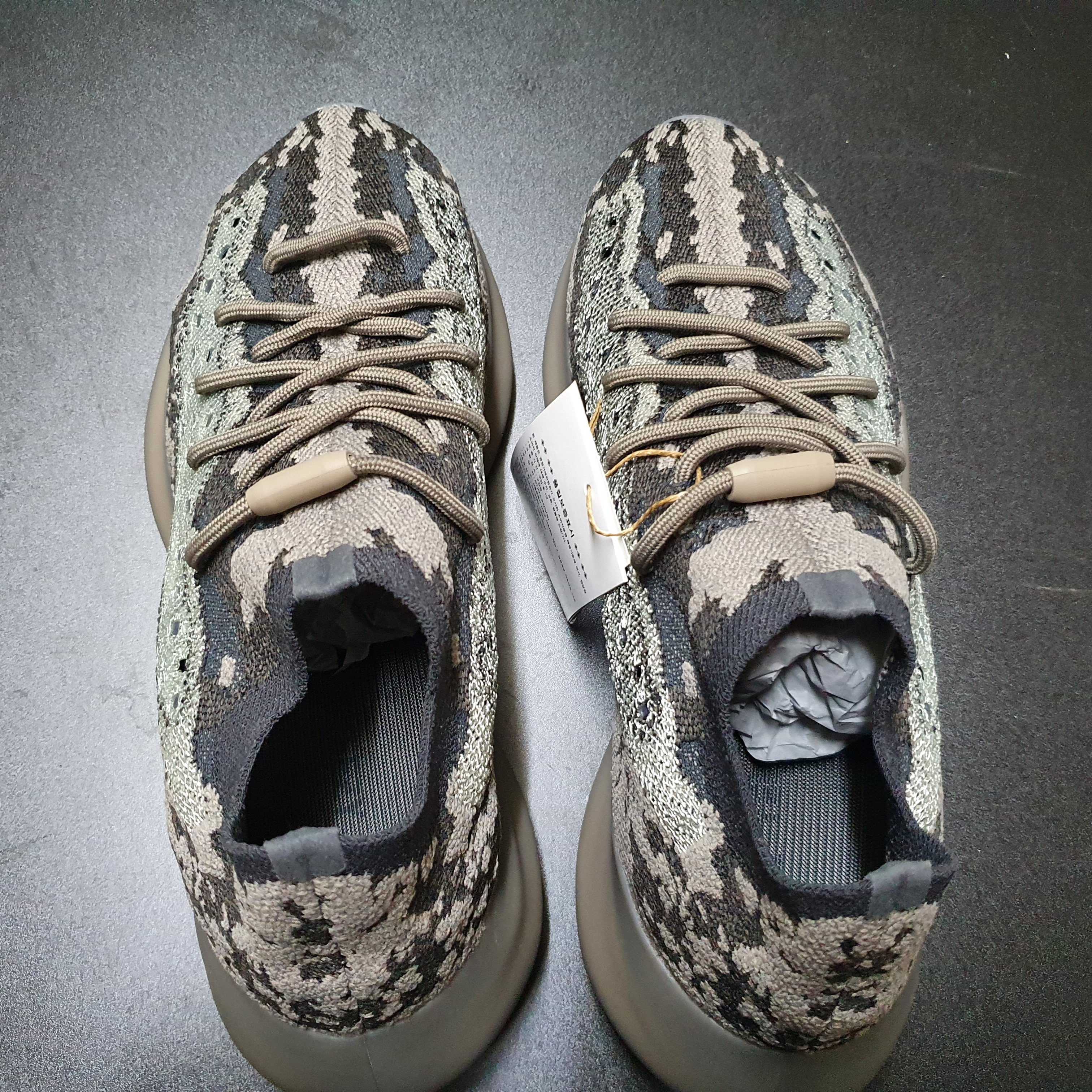 Adidas Yeezy Boost 380 Stone Salt 착용 스타일 - 4