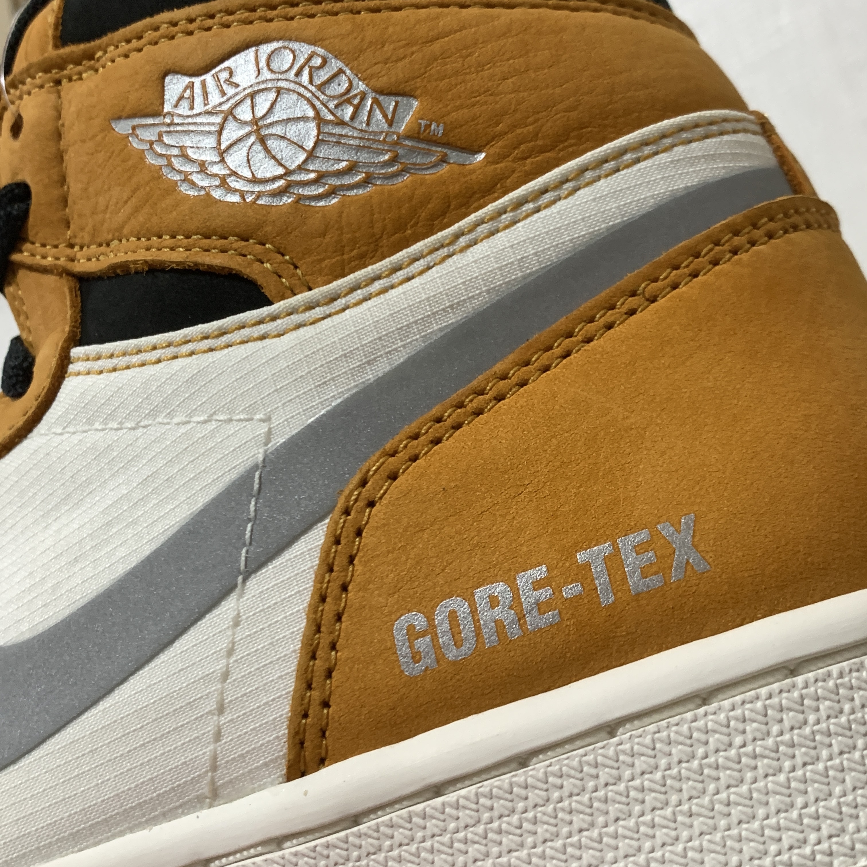 Jordan 1 Element Gore-Tex Light Curry 착용 스타일 - 3