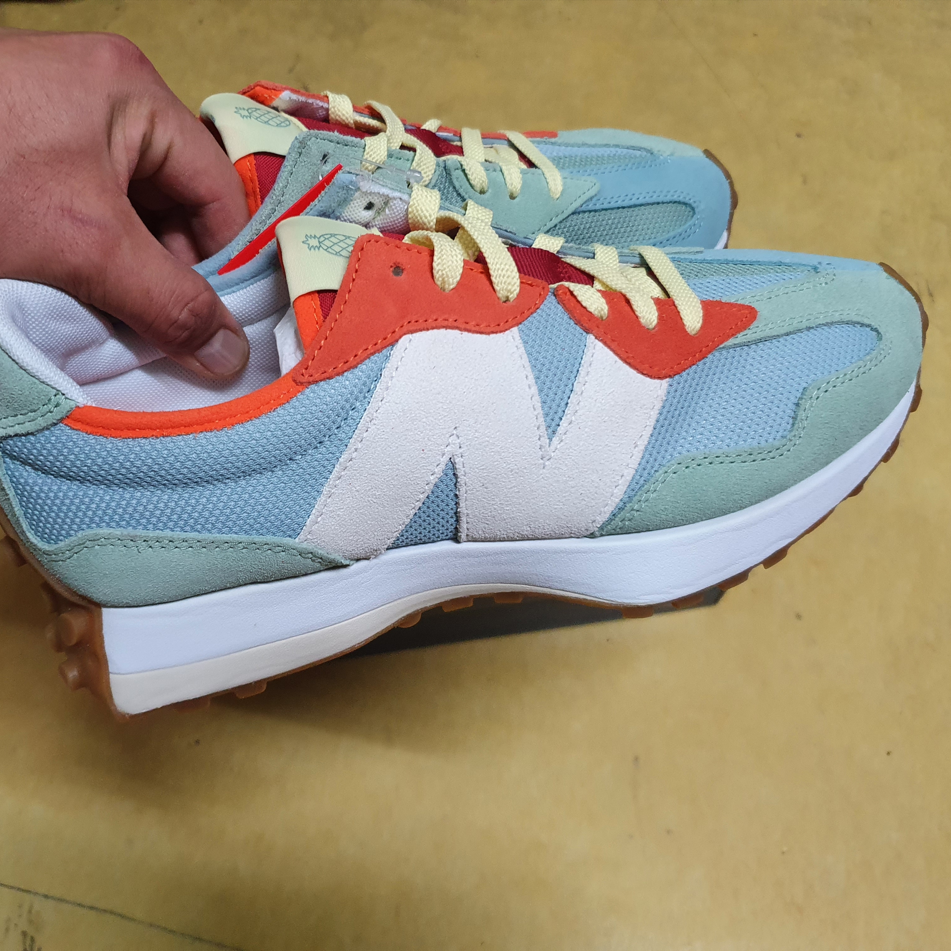 New Balance x Todd Snyder Farmers Market 327 Pineapple 착용 스타일 - 2