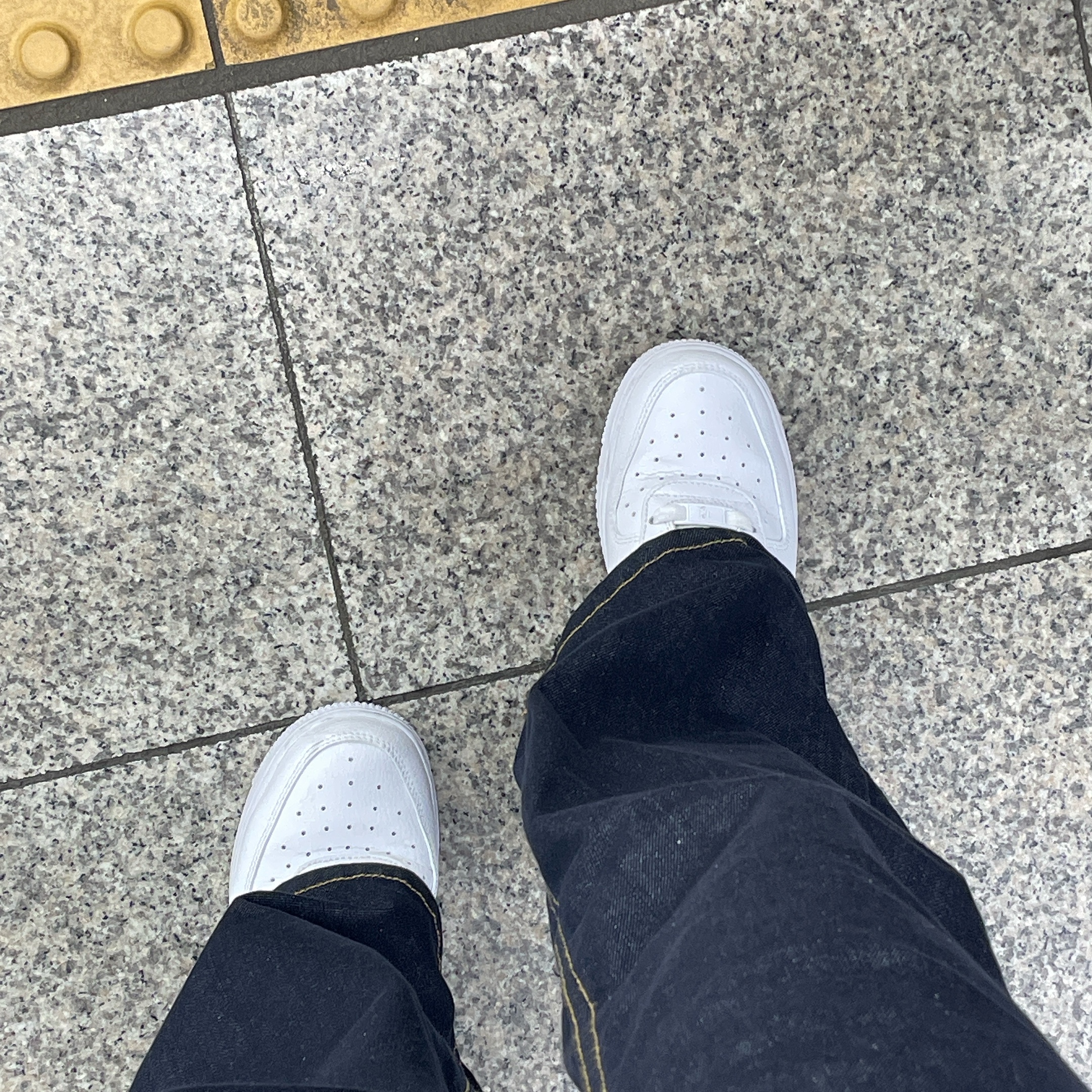 (W) Nike Air Force 1 '07 Essential Paisley Swoosh White Black 착용 스타일