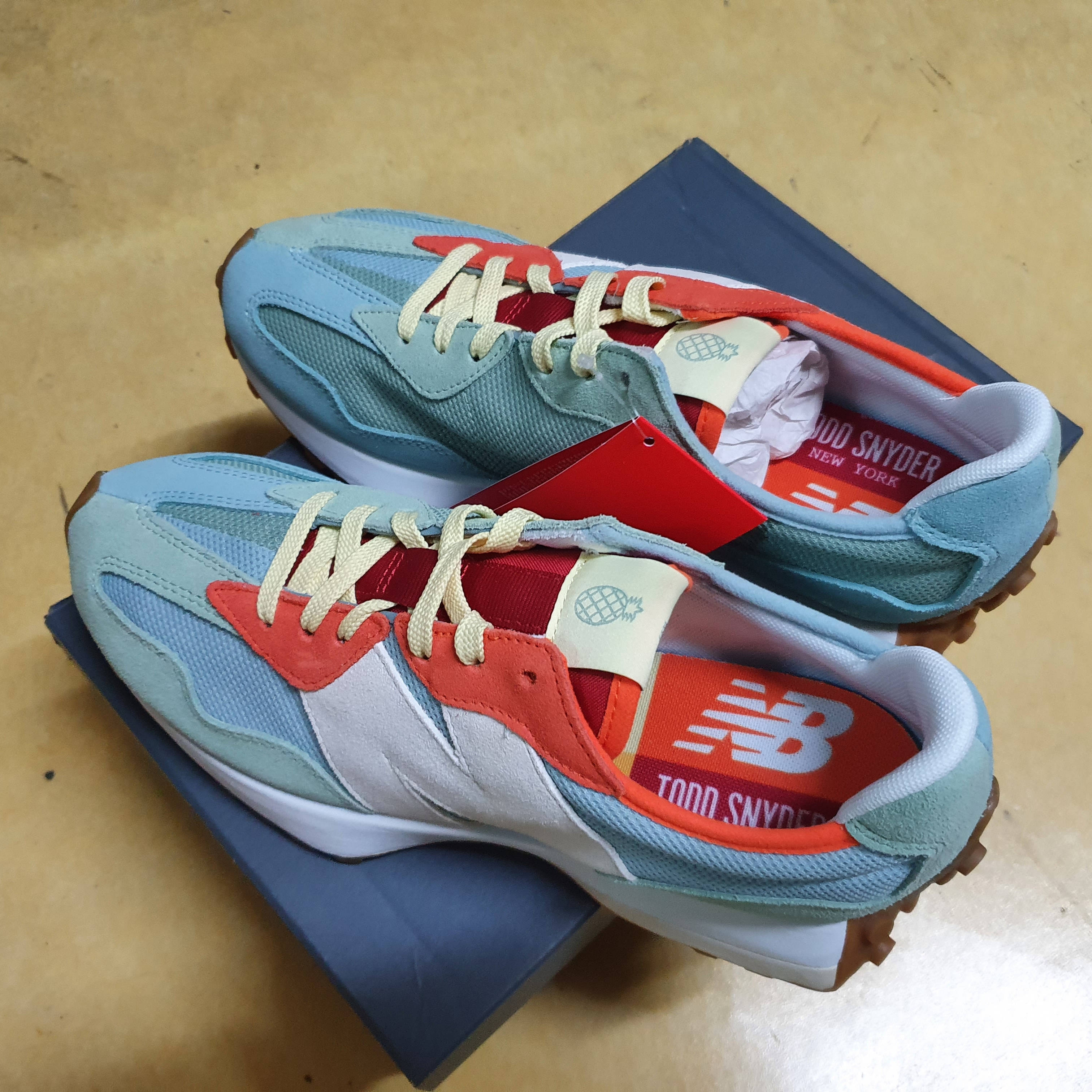 New Balance x Todd Snyder Farmers Market 327 Pineapple 착용 스타일 - 4