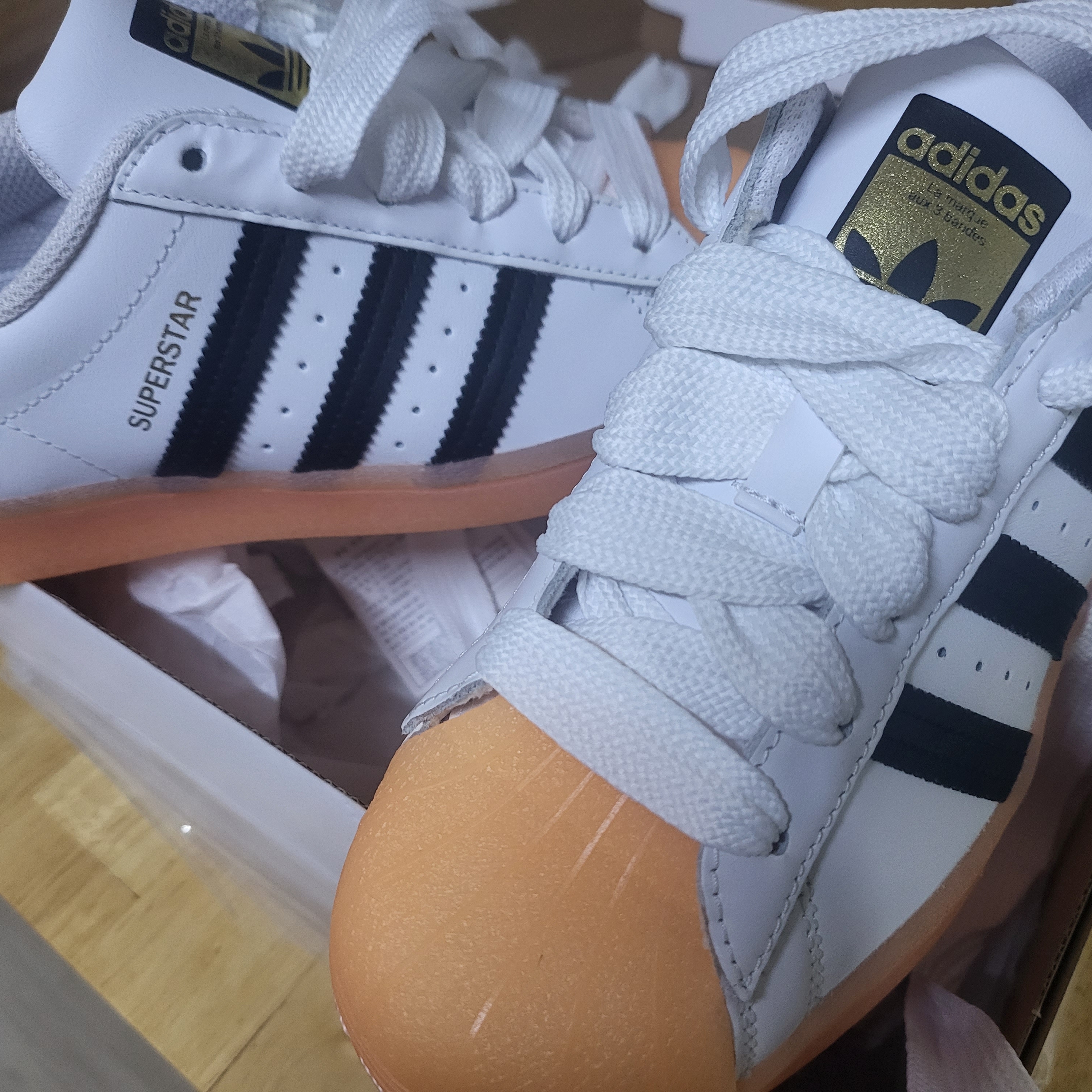 (W) Adidas Superstar White Black Haze Coral 착용 스타일 - 2