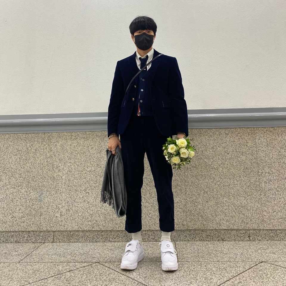 Nike x Peaceminusone Kwondo1 White, Thom Browne Strap Phone Holder Black 착용 스타일
