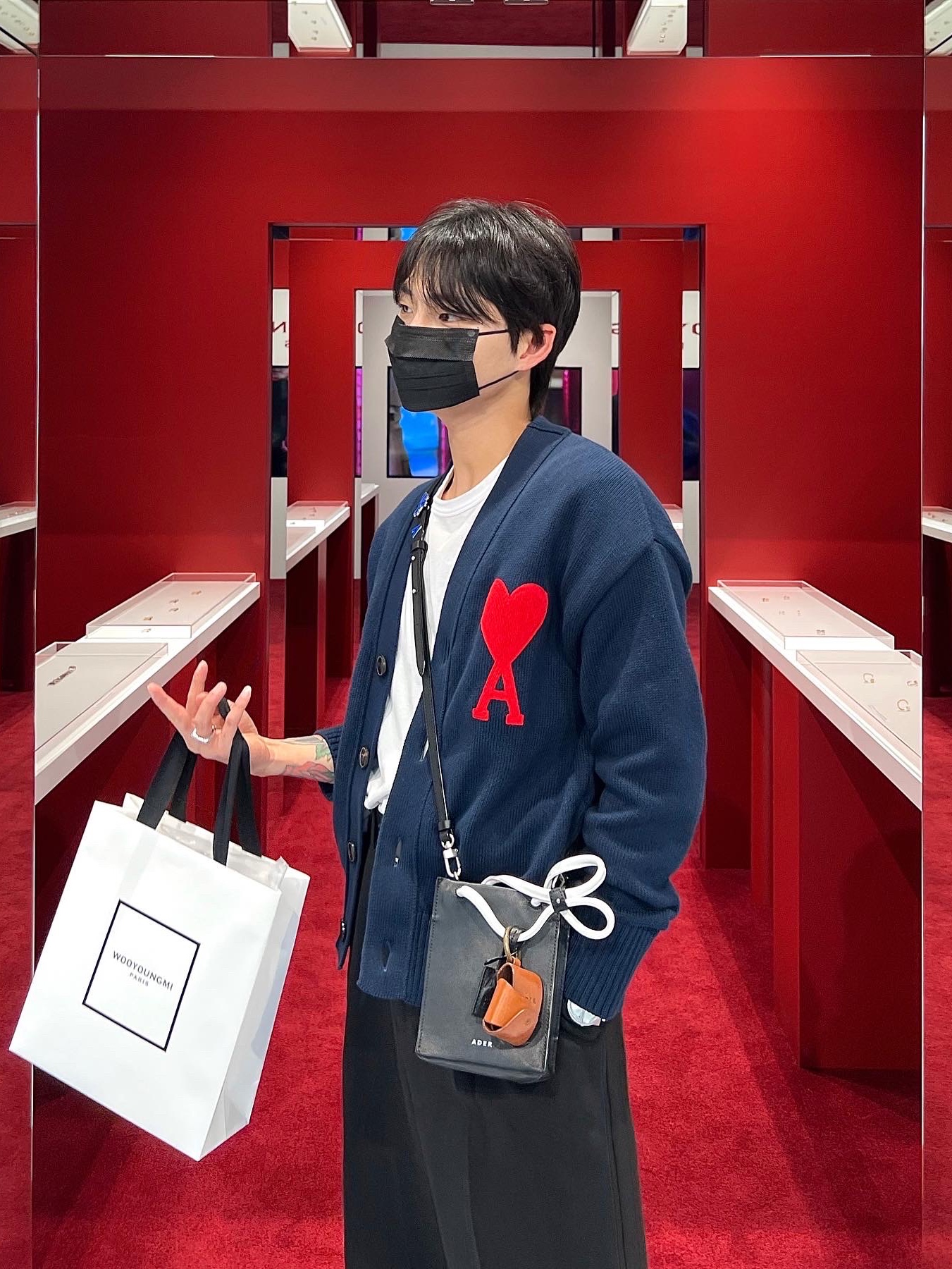 AMI de Coeur Oversize Cardigan Navy Marine - 21FW, Ader Error Small Blue Bag Noir 착용 스타일