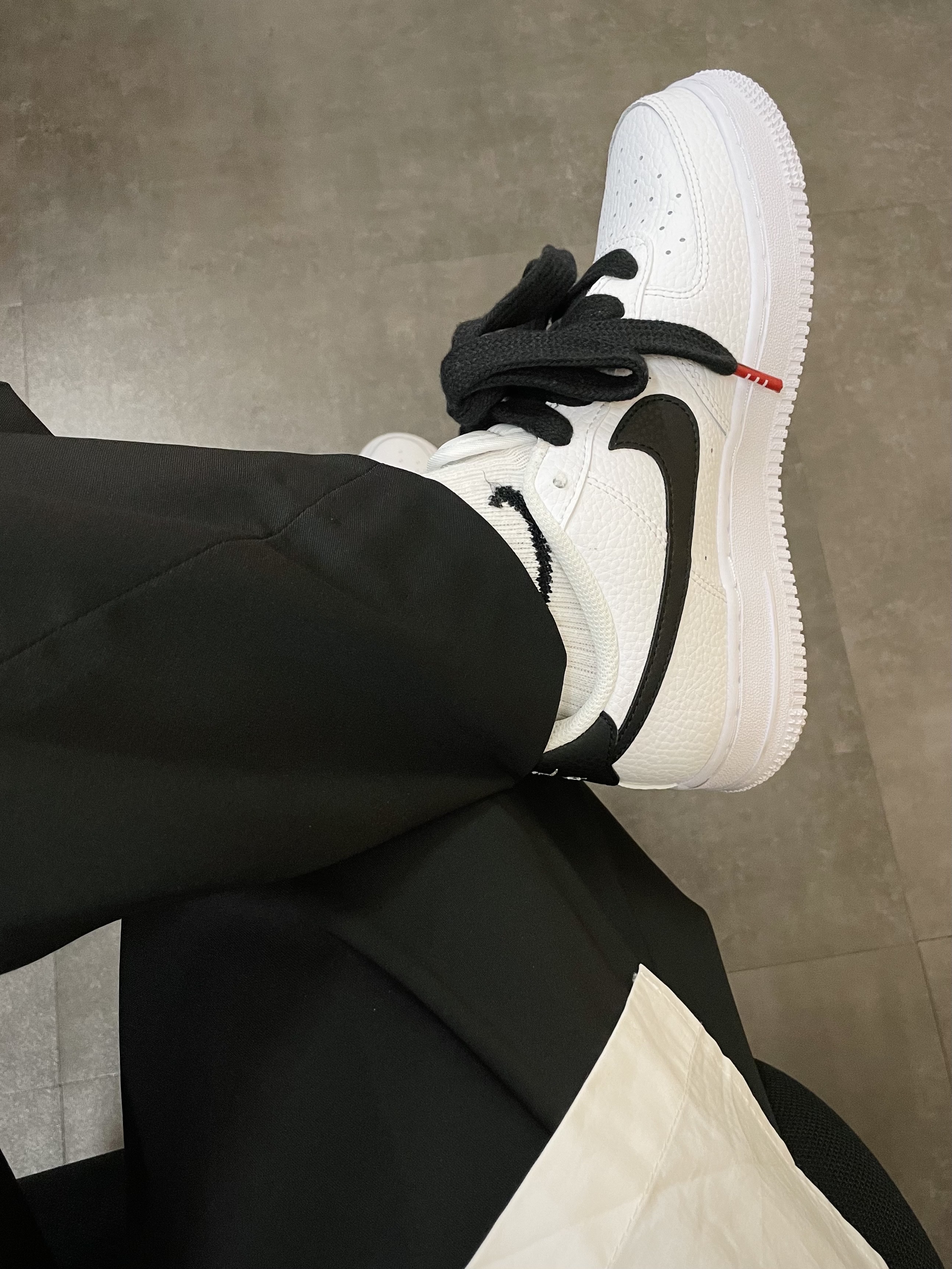 Nike Air Force 1 '07 White Black, (GS) Nike Air Force 1 White Black 착용 스타일 - 2