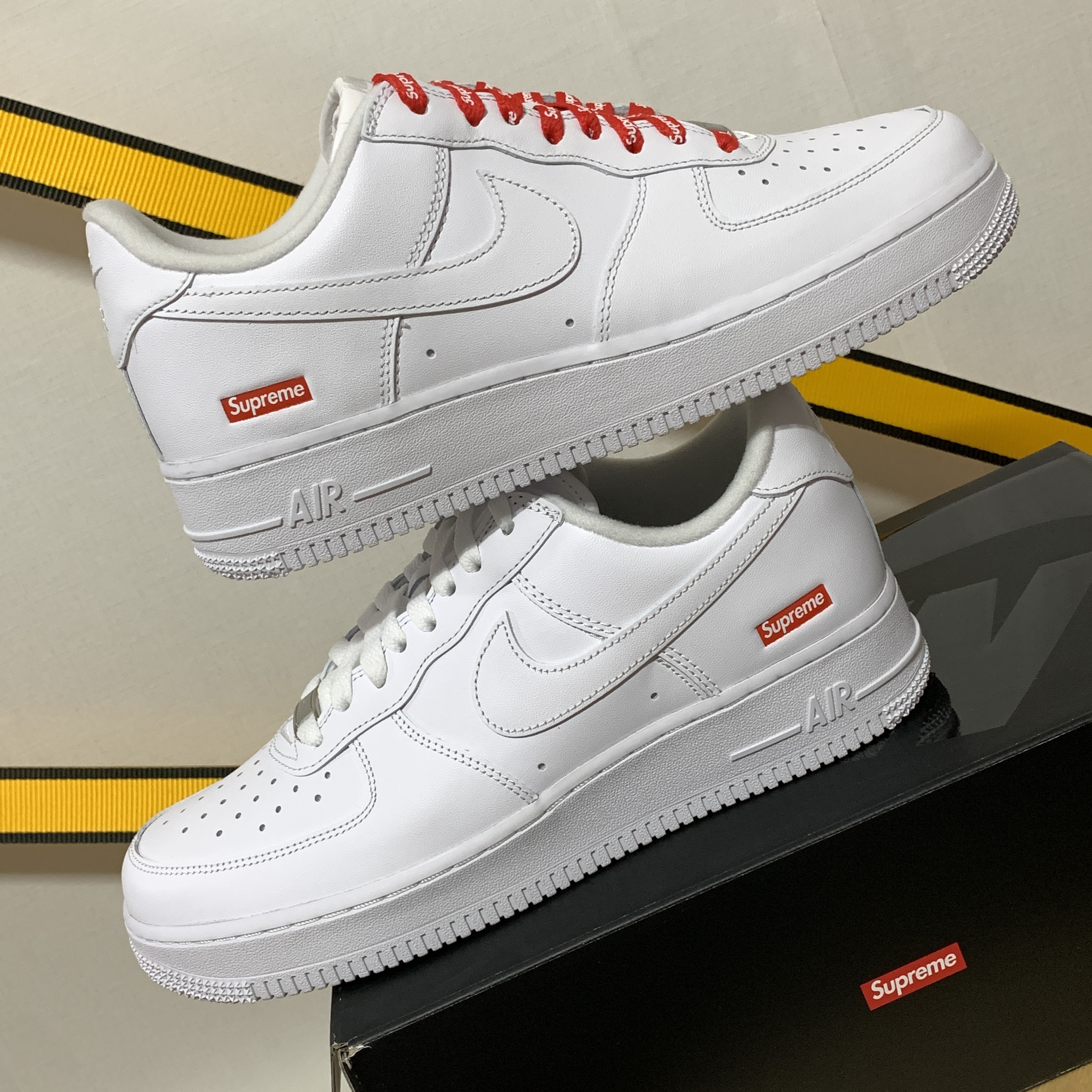 Nike x Supreme Air Force 1 Low White 착용 스타일 - 1