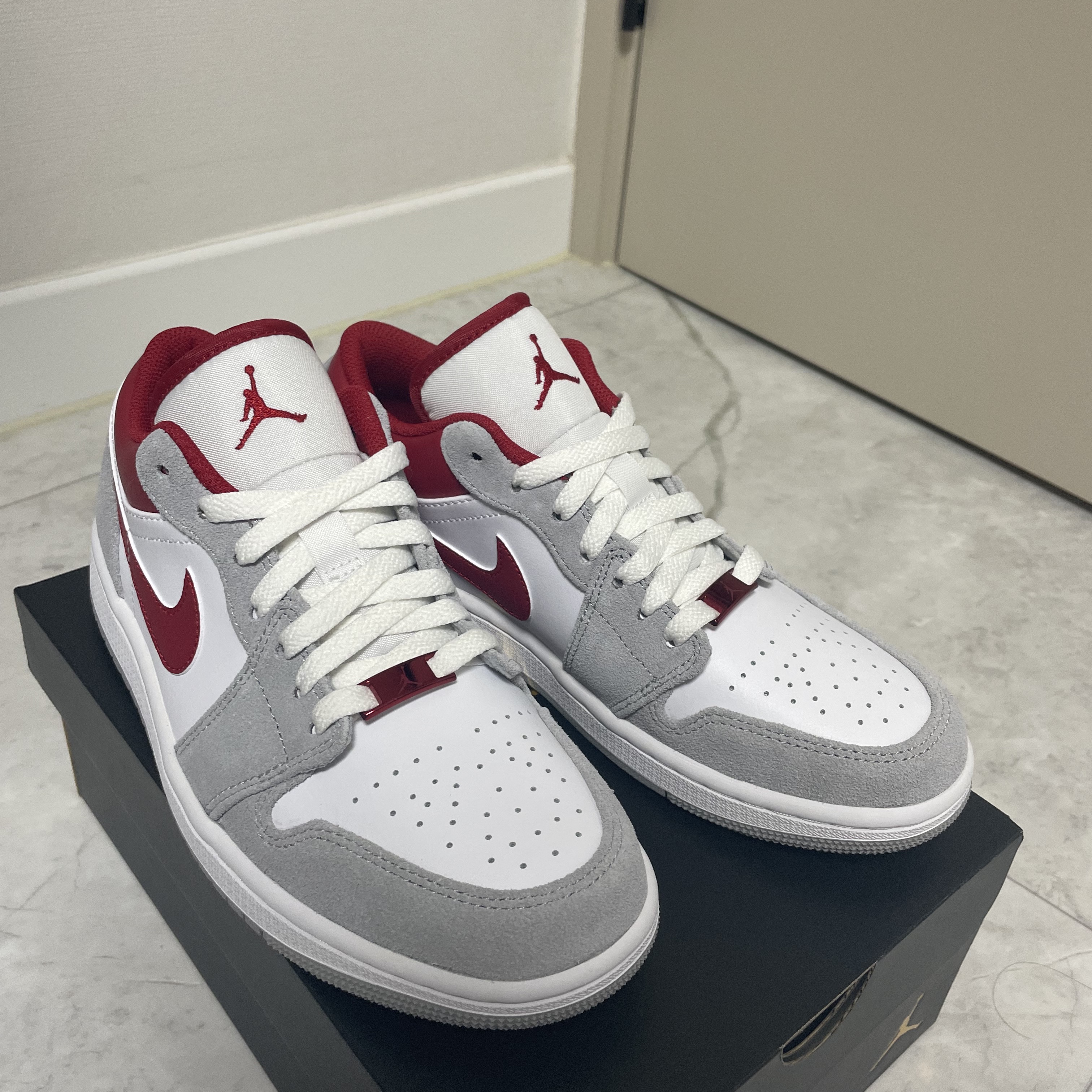 Jordan 1 Low SE Light Smoke Grey Gym Red 착용 스타일 - 2