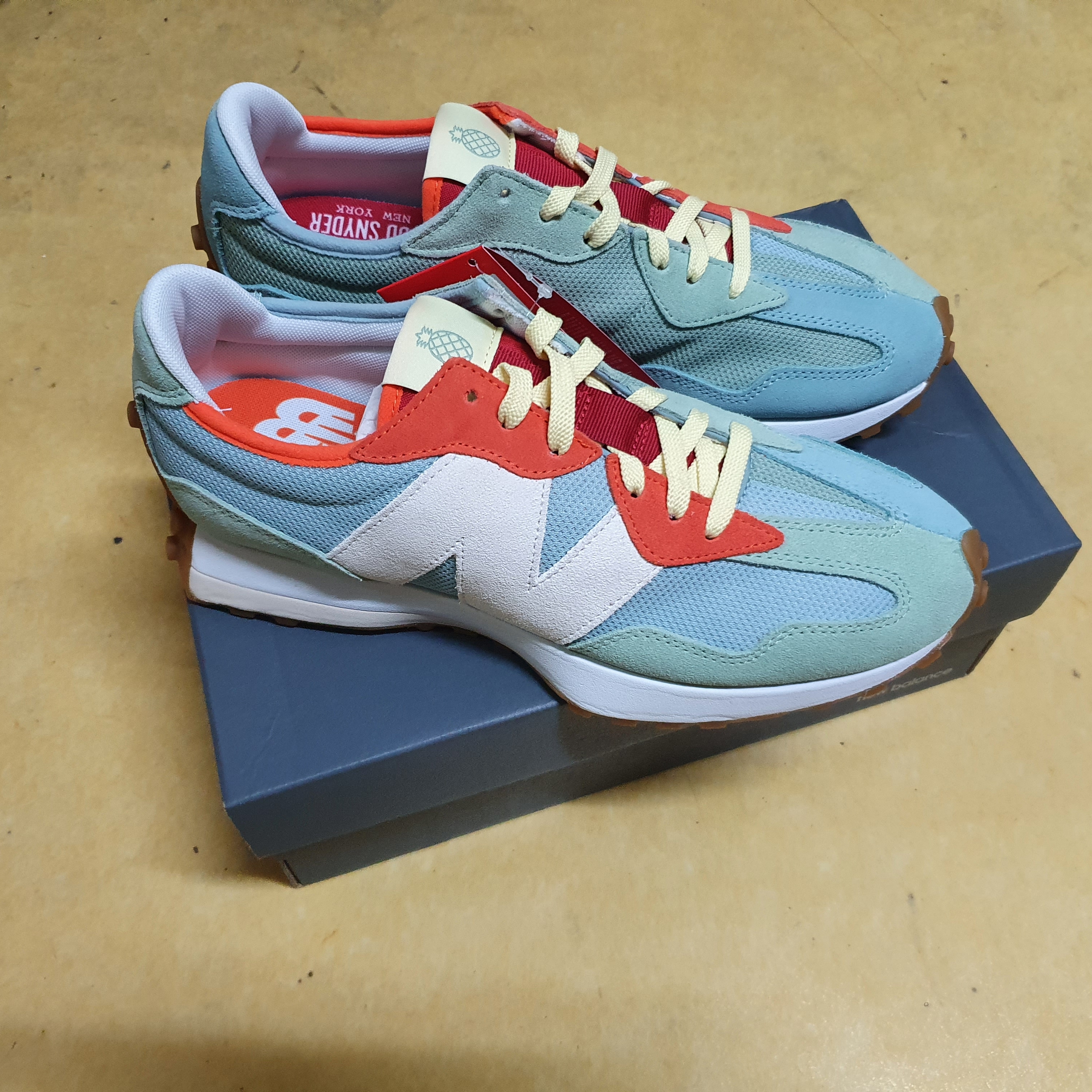 New Balance x Todd Snyder Farmers Market 327 Pineapple 착용 스타일 - 1