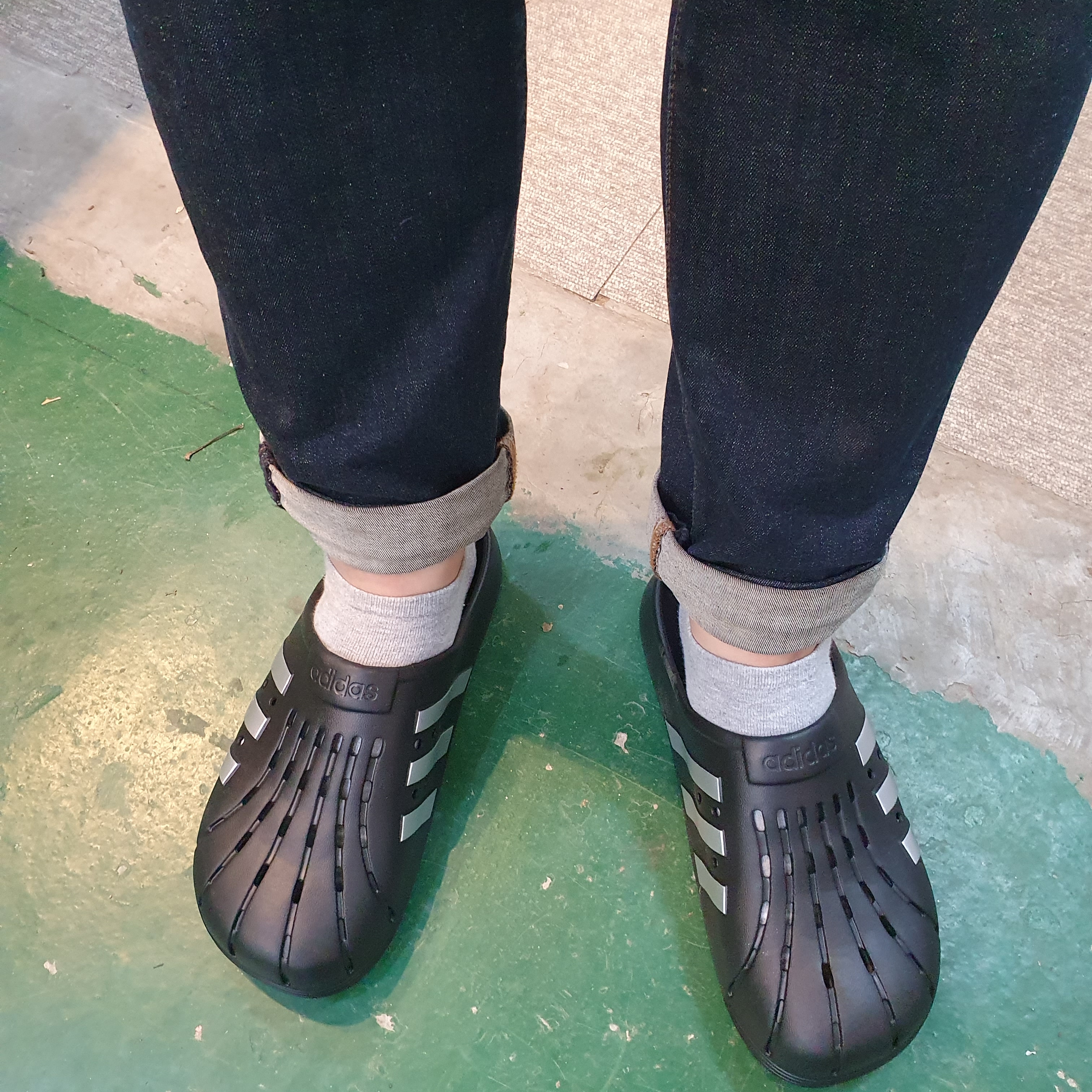 Adidas Adilette Clog White Black 착용 스타일 - 1