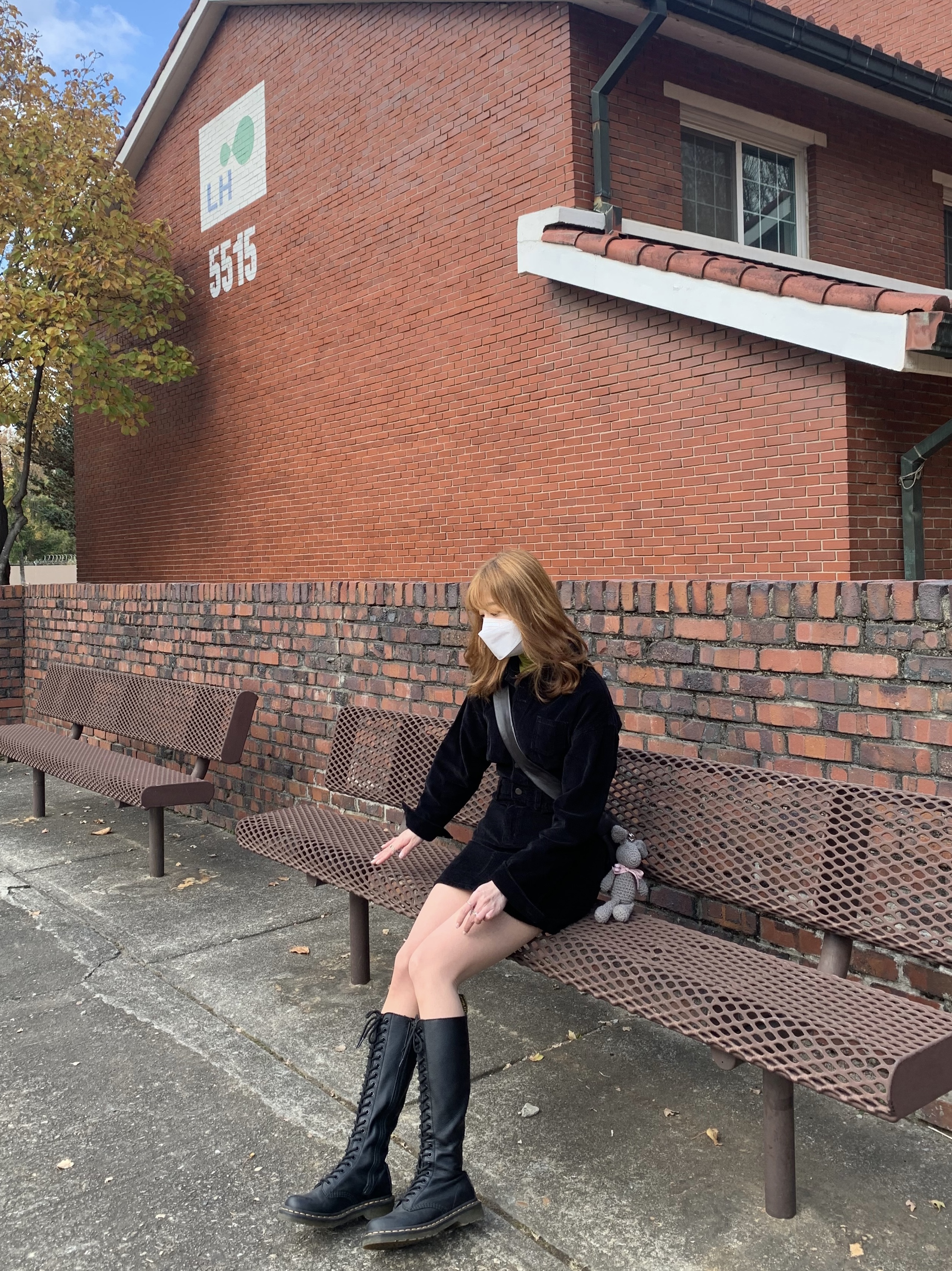Lemaire Small Croissant Bag Soft Nappa Leather Dark Chocolate, (W) Dr. Martens 1B60 Boots Black 착용 스타일