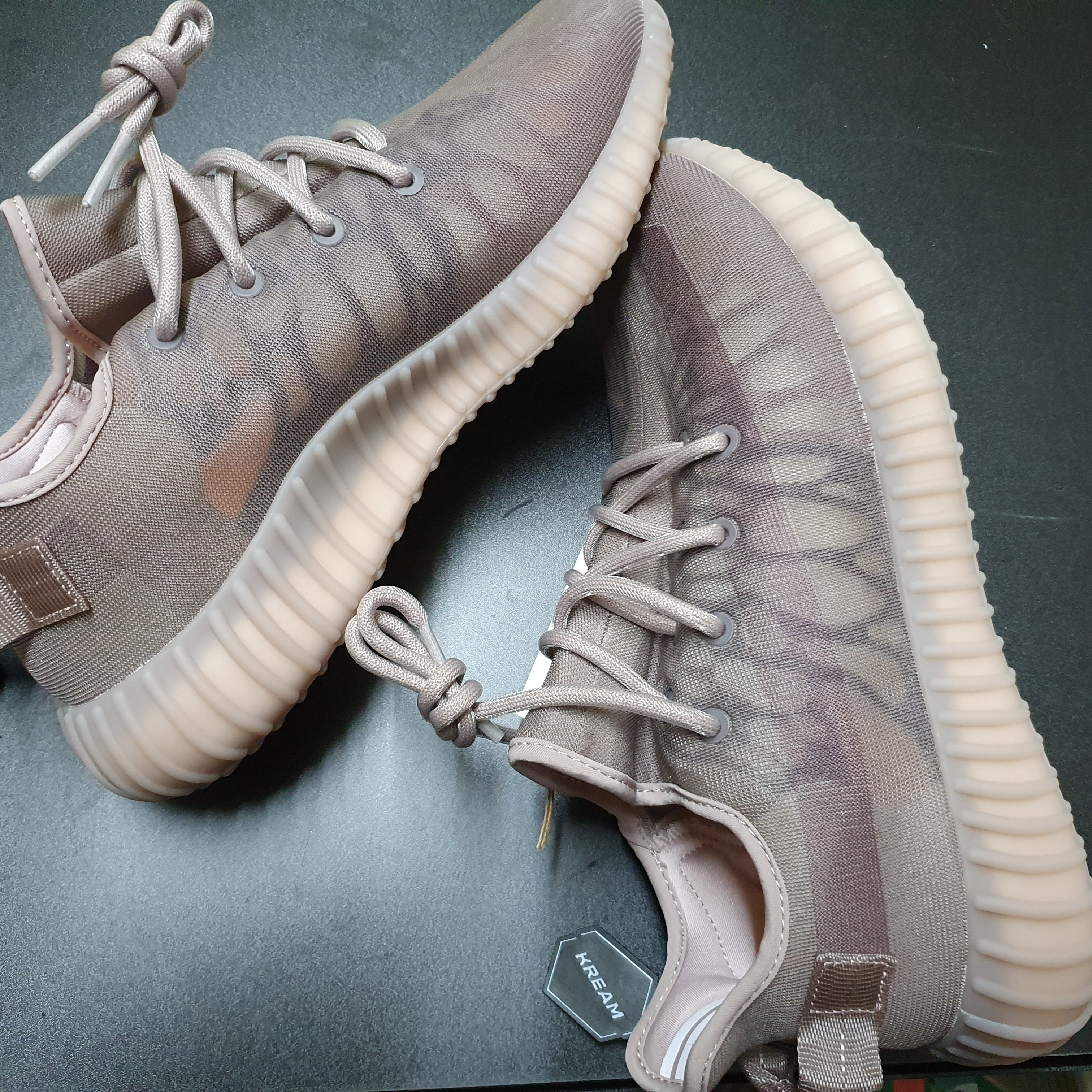 Adidas Yeezy Boost 350 V2 Mono Mist 착용 스타일 - 3