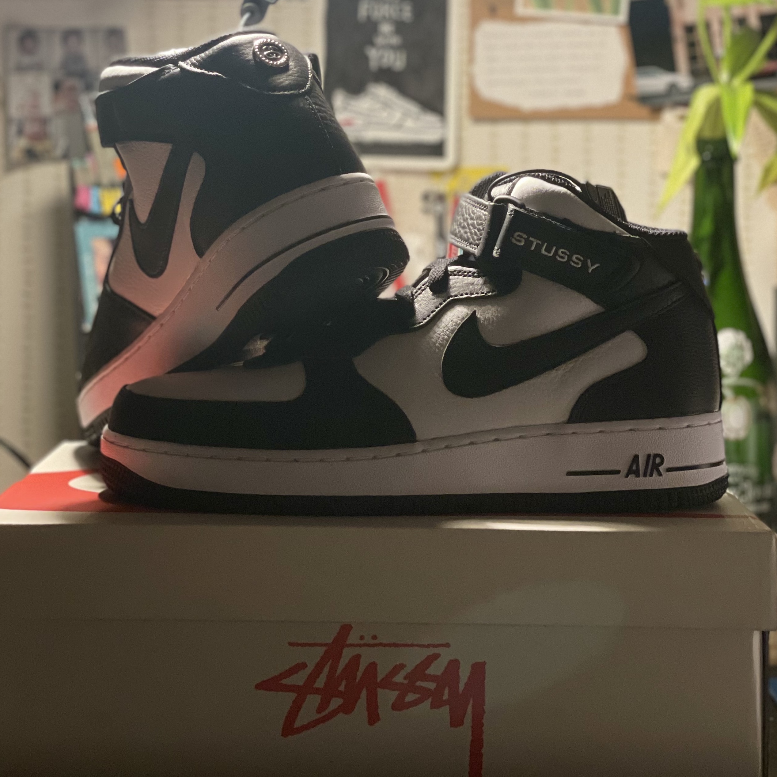 Nike x Stussy Air Force 1 '07 Mid SP Black and Light Bone 착용 스타일