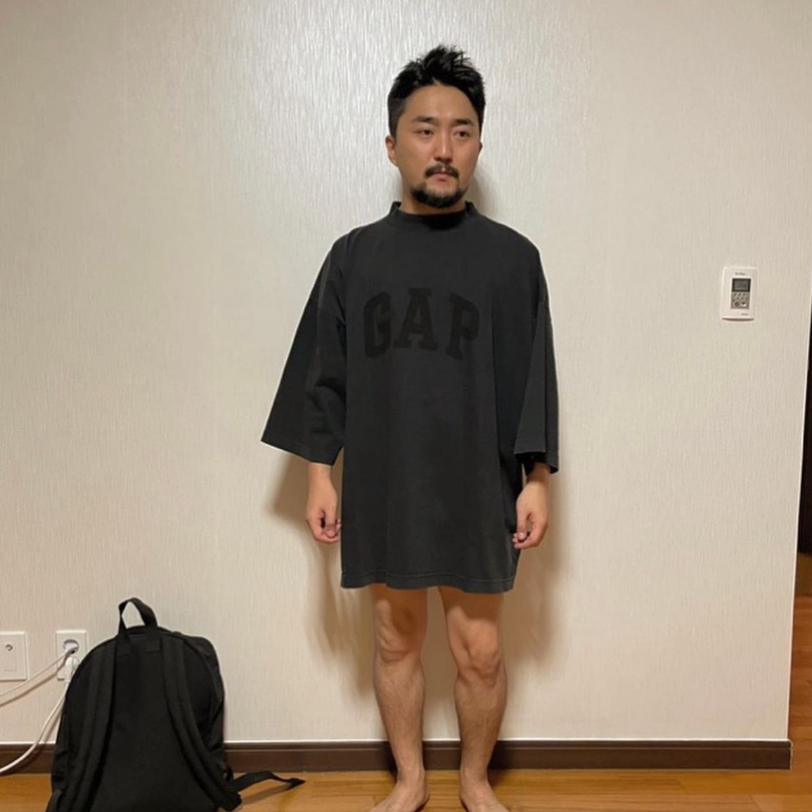 Yeezy Gap Engineered By Balenciaga Dove 3/4 Sleeve T-Shirt Washed Black 착용 스타일