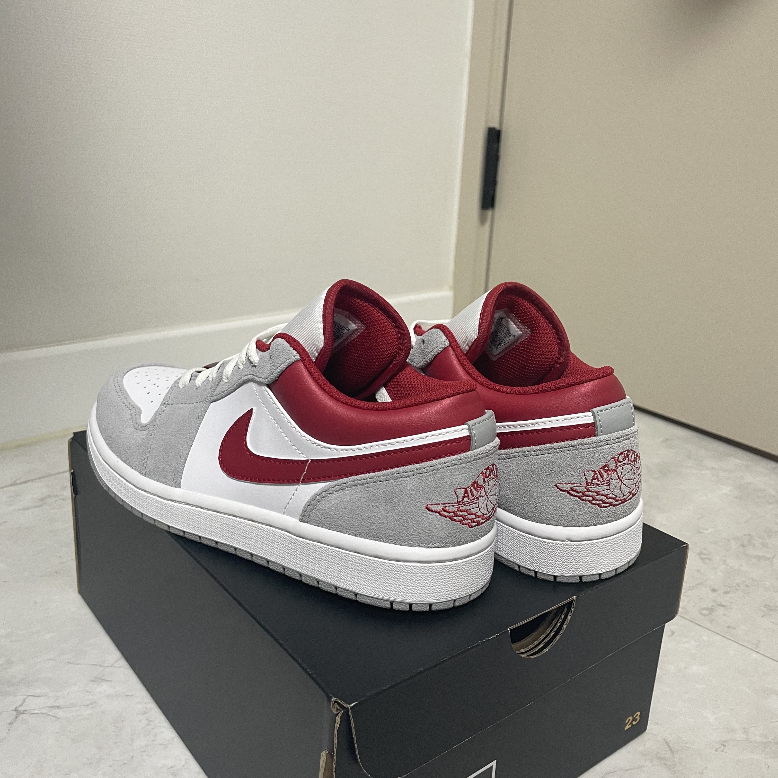 Jordan 1 Low SE Light Smoke Grey Gym Red 착용 스타일 - 3