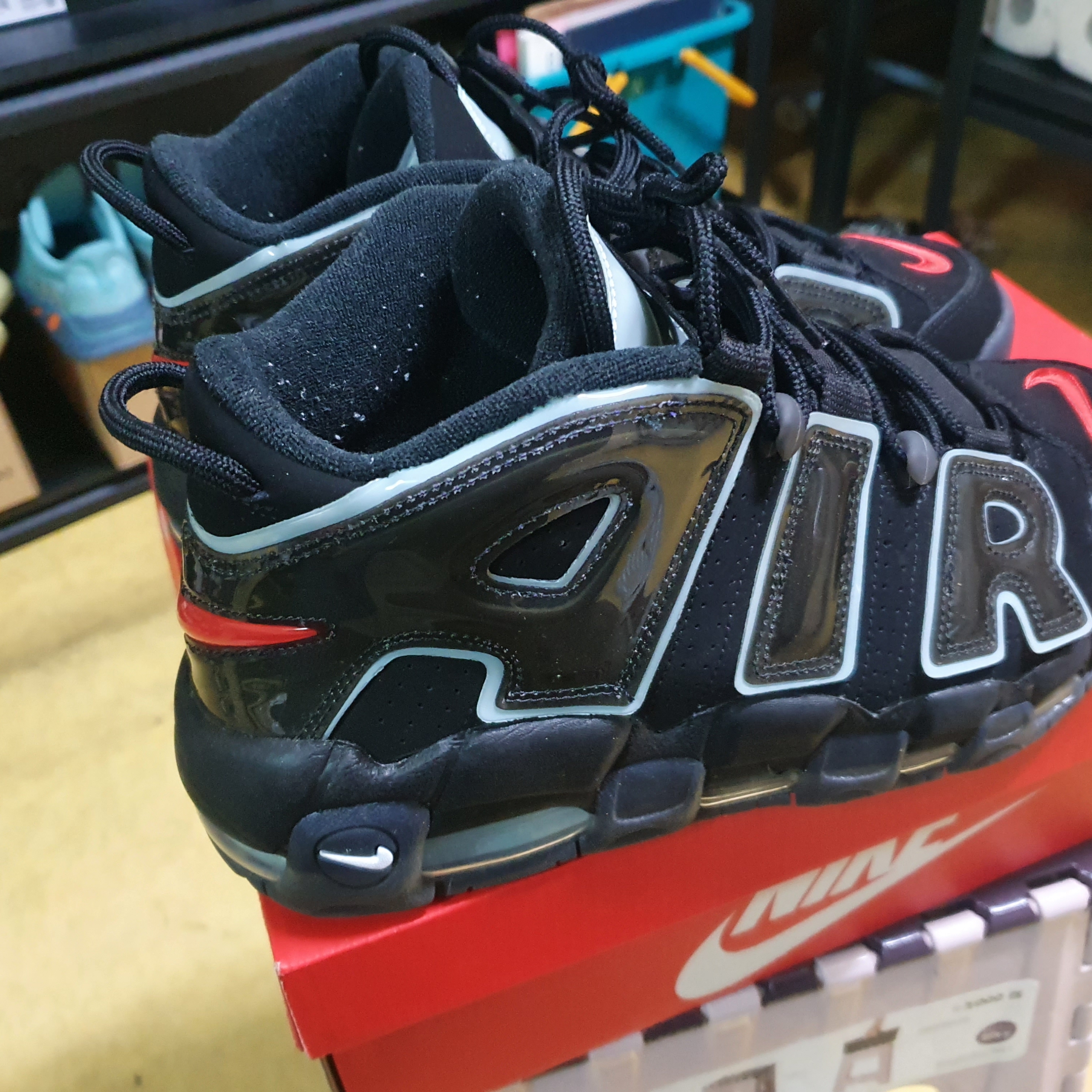 Nike Air More Uptempo 96 Maximum Volume 착용 스타일 - 2