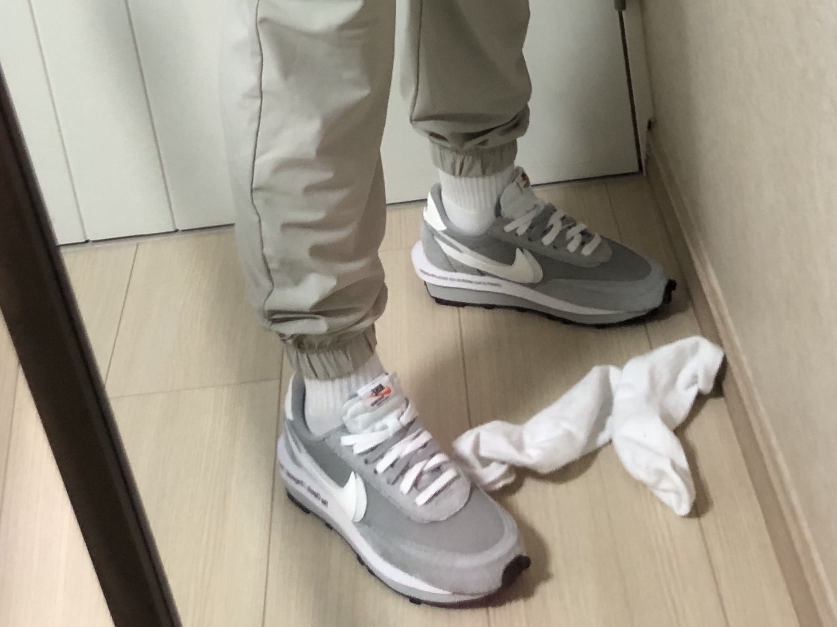 Nike x Sacai x Fragment LDWaffle Light Smoke Grey, (W) Jordan 1 Elevate Low White and Wolf Grey 착용 스타일 - 2