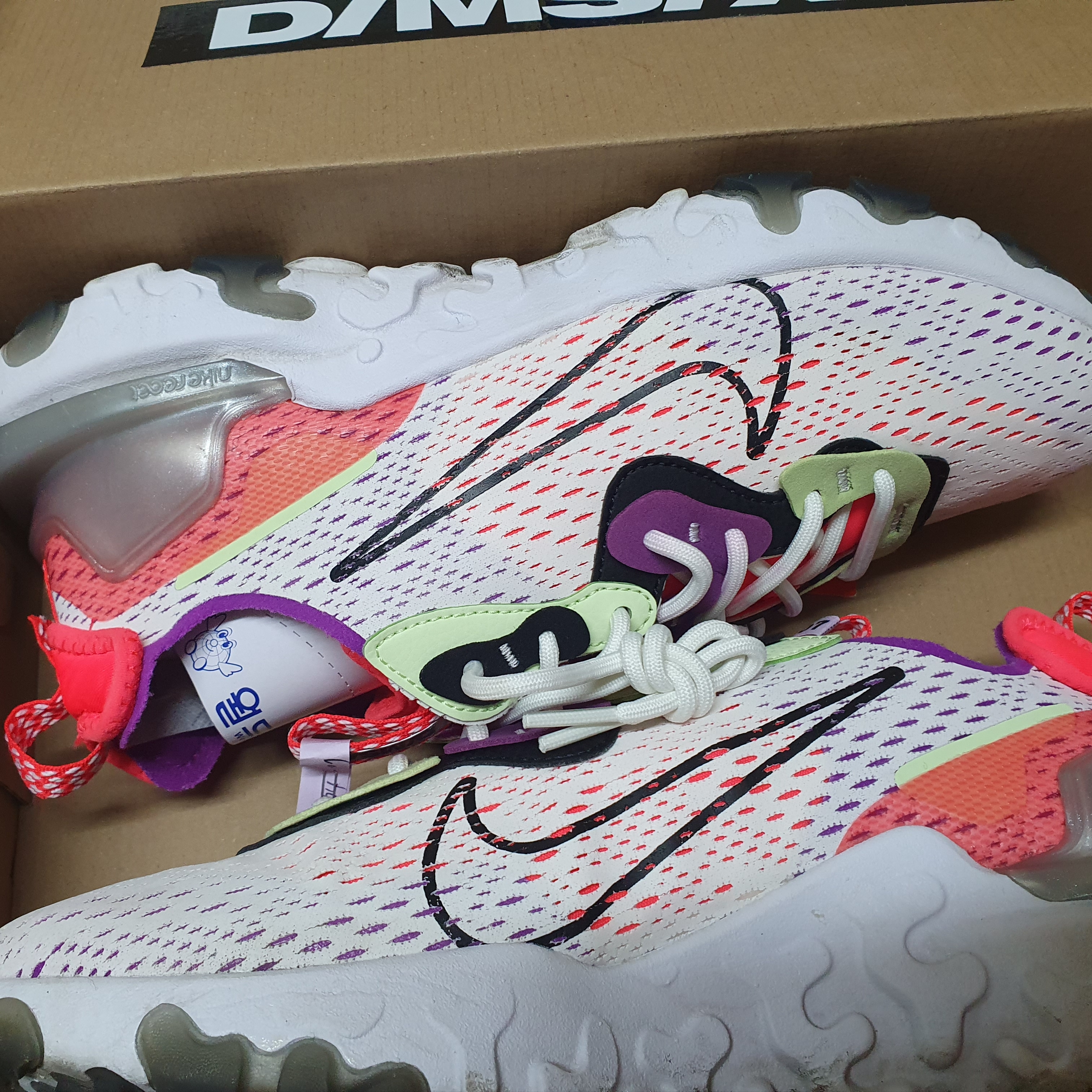 Nike React Vision Barely Volt Laser Crimson 착용 스타일 - 4