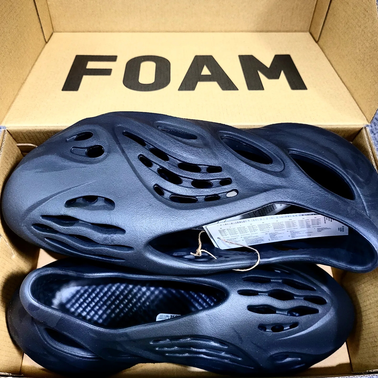 Adidas Yeezy Foam RNNR Onyx 착용 스타일 - 2