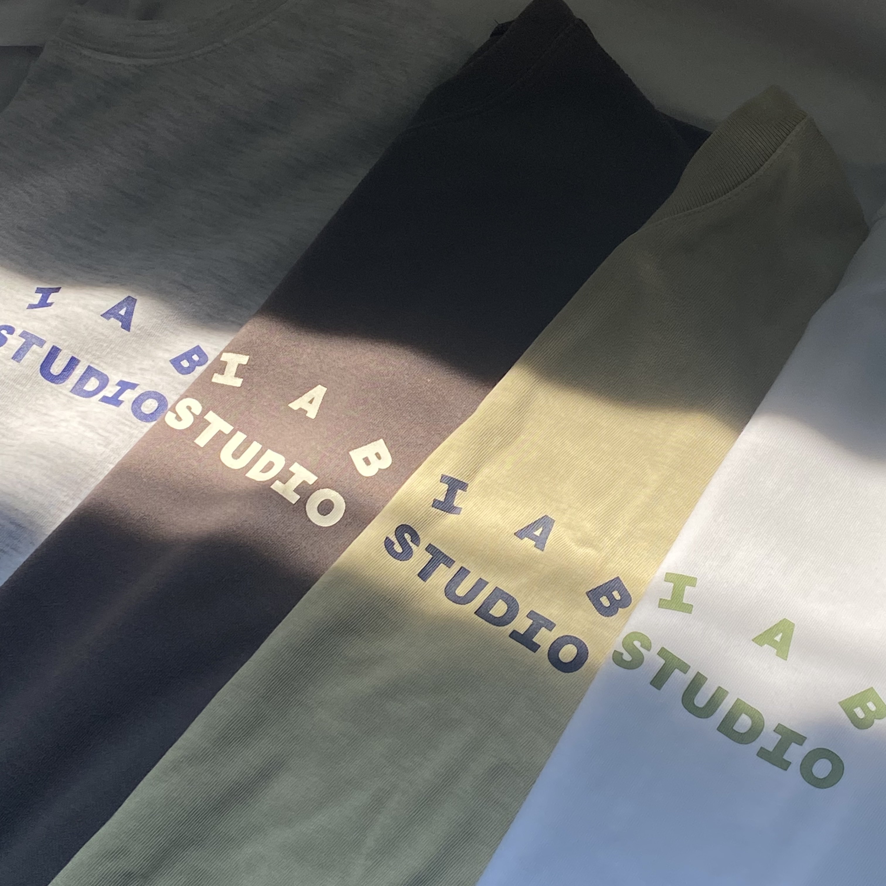 IAB Studio T-Shirt White Light Green, IAB Studio Pigment T-Shirt Oatmeal 착용 스타일 - 1