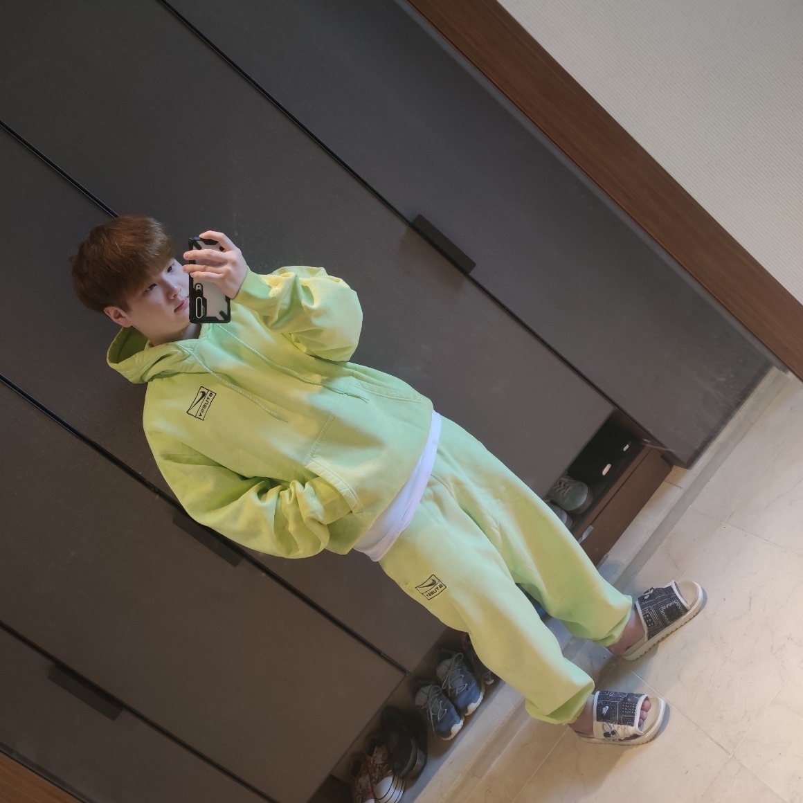 Nike x Stussy NRG RA Pullover Hoodie Dark Grey Heather (DJ9488-063), Nike x Stussy NRG RA Fleece Pants Dark Grey Heather (DJ9490-063) 착용 스타일 - 3