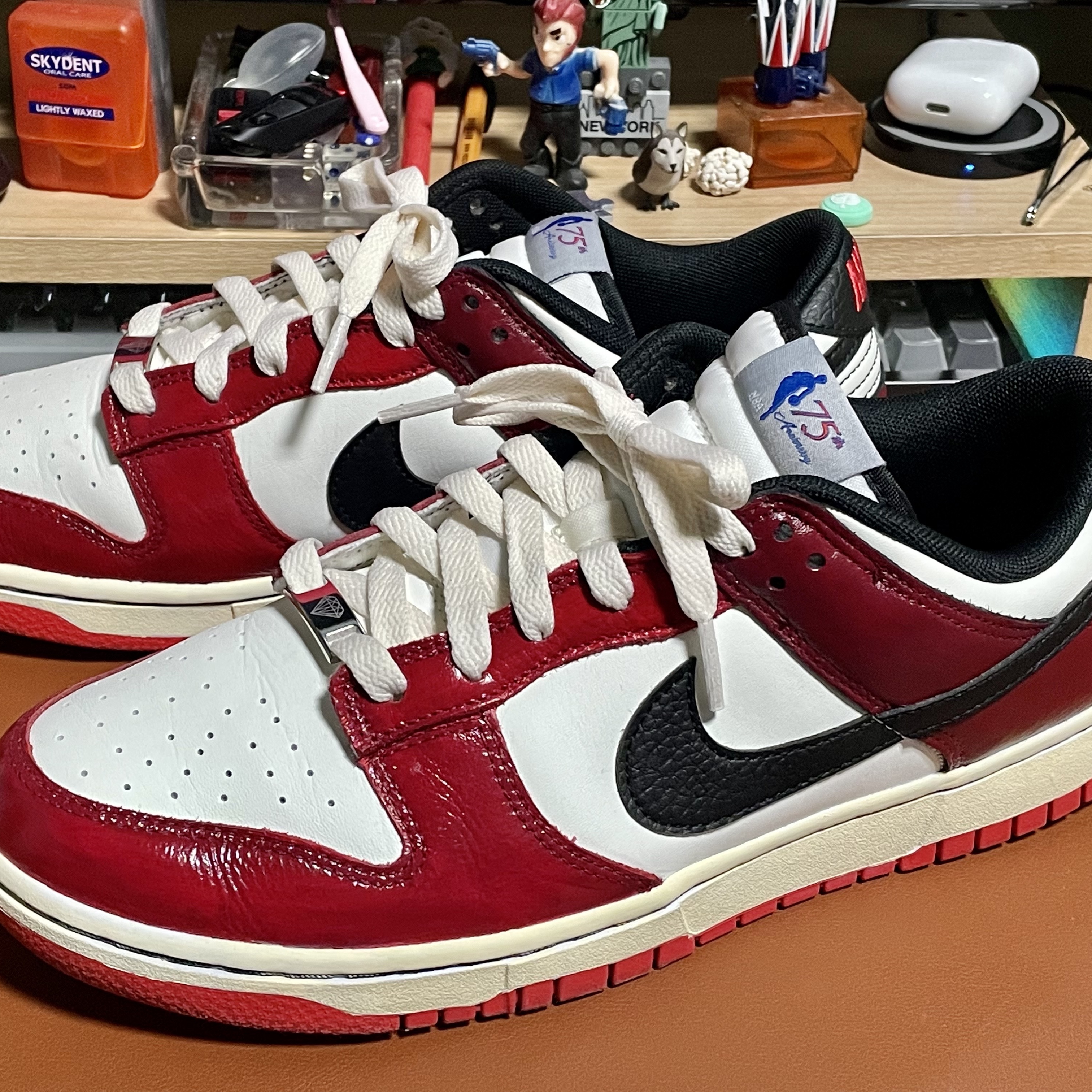 Nike x NBA Dunk Low Retro EMB Black and Chile Red 착용 스타일 - 3