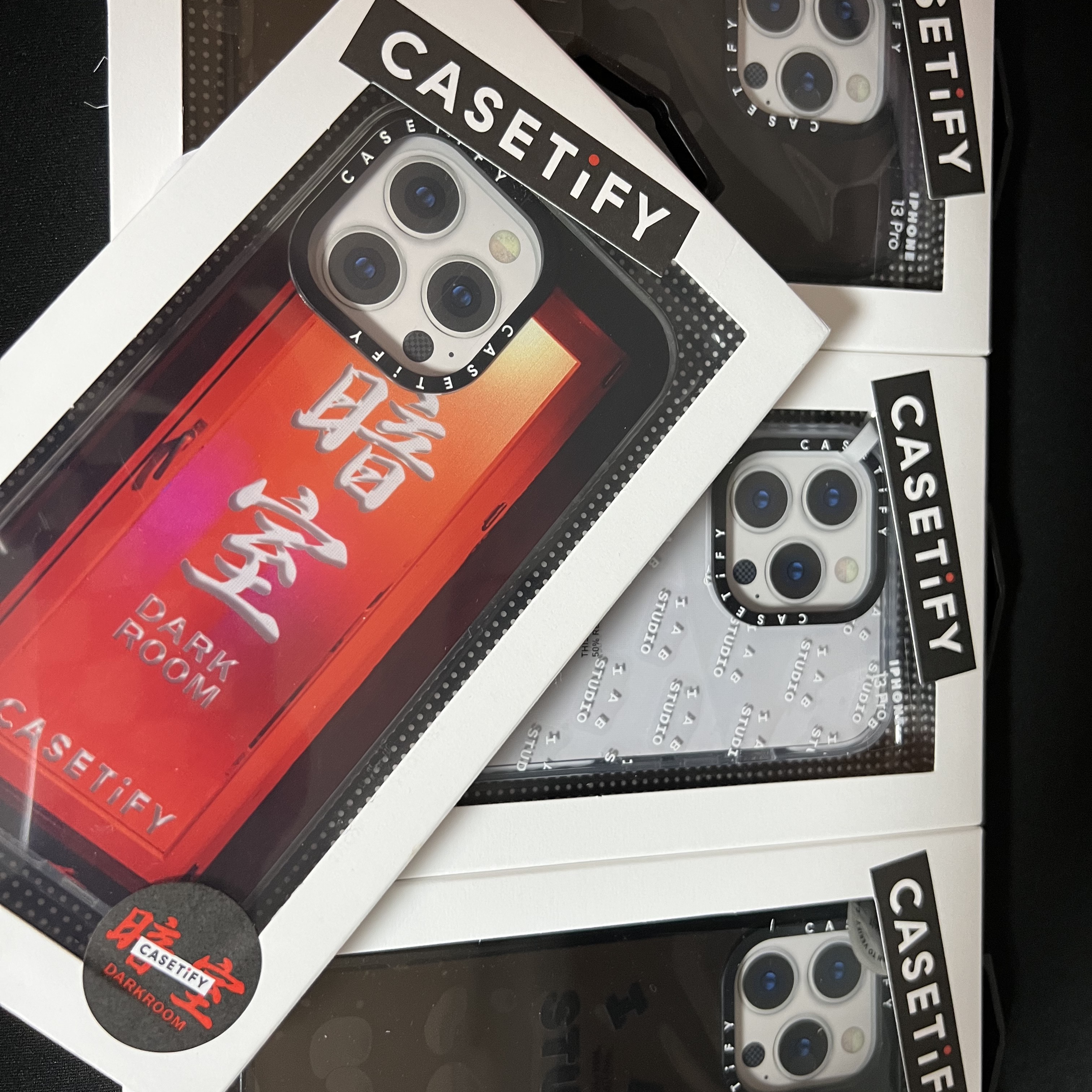 Casetify x IAB Studio iPhone Black Logo Impact Case Black, Casetify x IAB Studio iPhone White Monogram Logo Impact Case Frost White 착용 스타일