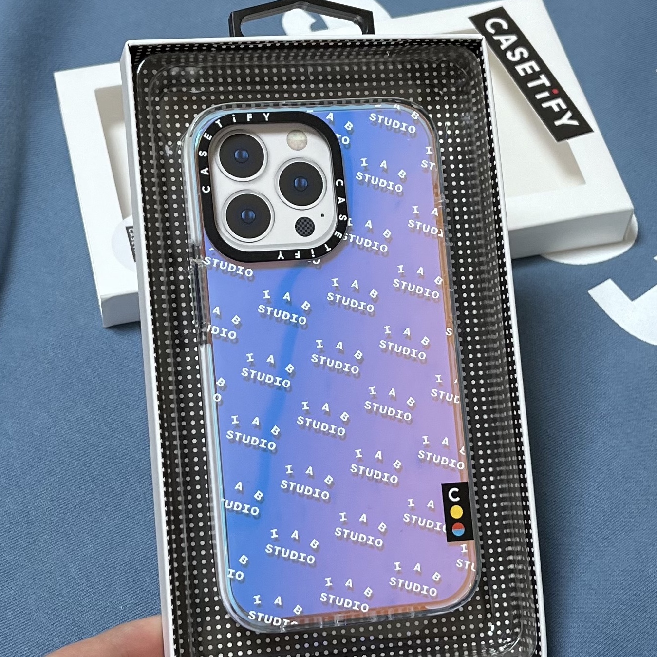 Casetify x IAB Studio iPhone White Monogram Logo Impact Case Aurora, IAB Studio Crewneck Sky Blue 착용 스타일 - 2